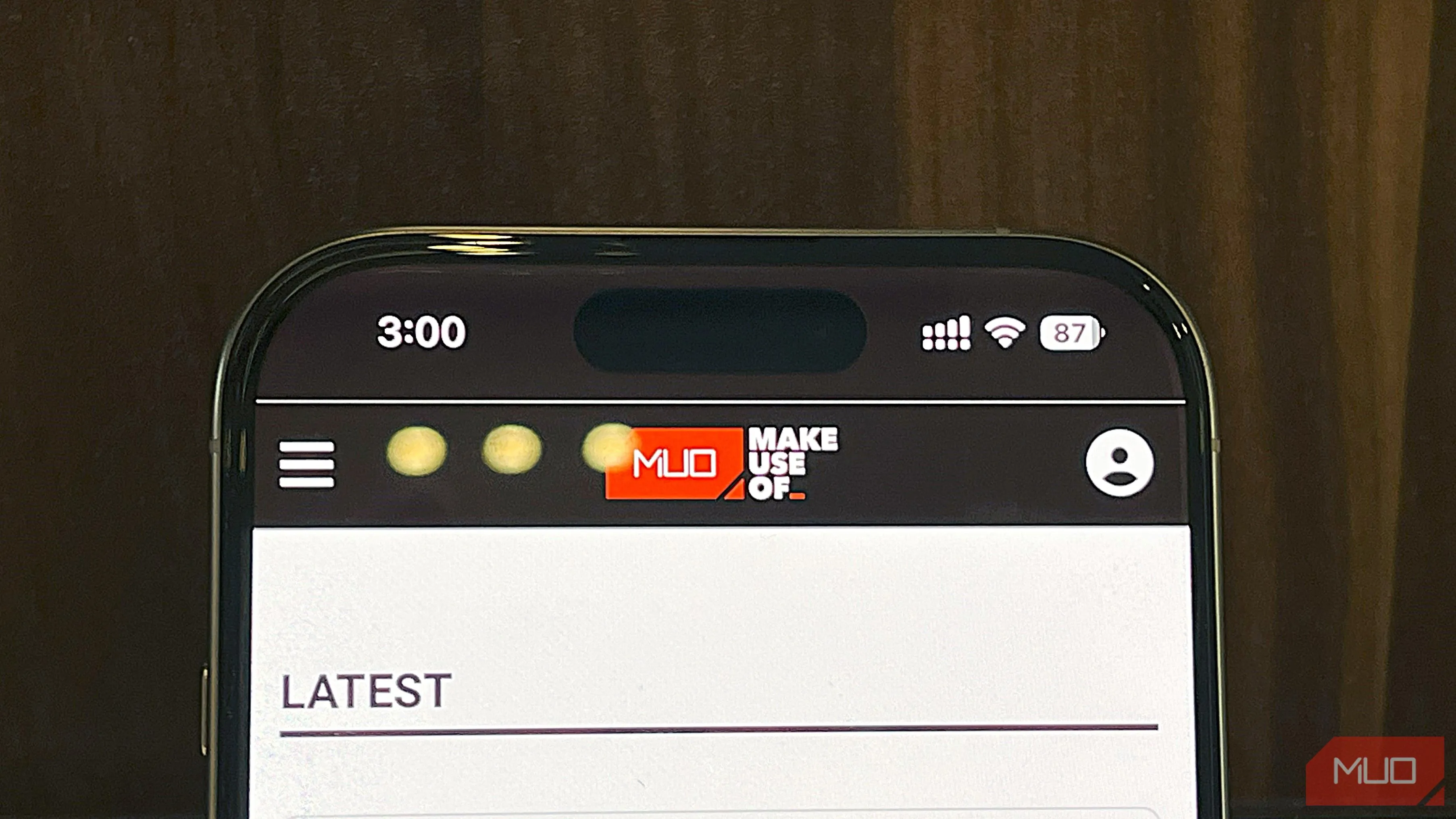 iPhone 16 Pro đang chạy Safari