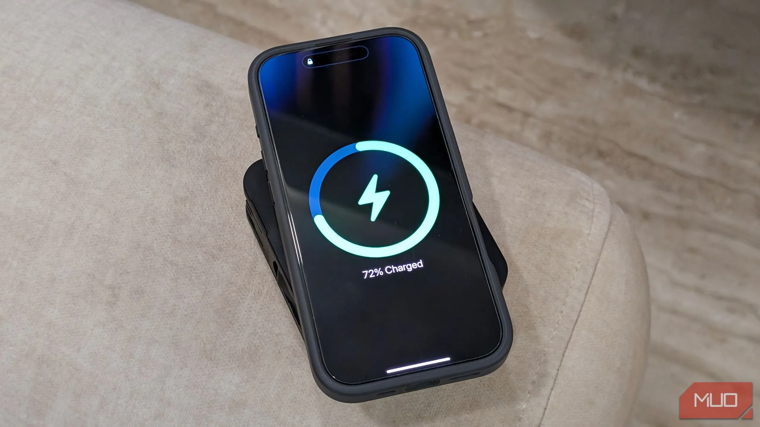 iPhone đang sạc không dây trên InfinaCore P3 Pro, cho thấy tính năng sạc không dây Qi2