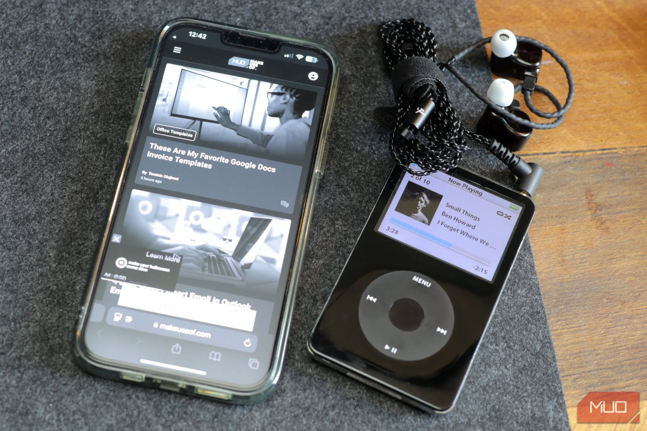 iPod màu đen và iPhone 13 đơn sắc trên tấm lót bàn nỉ