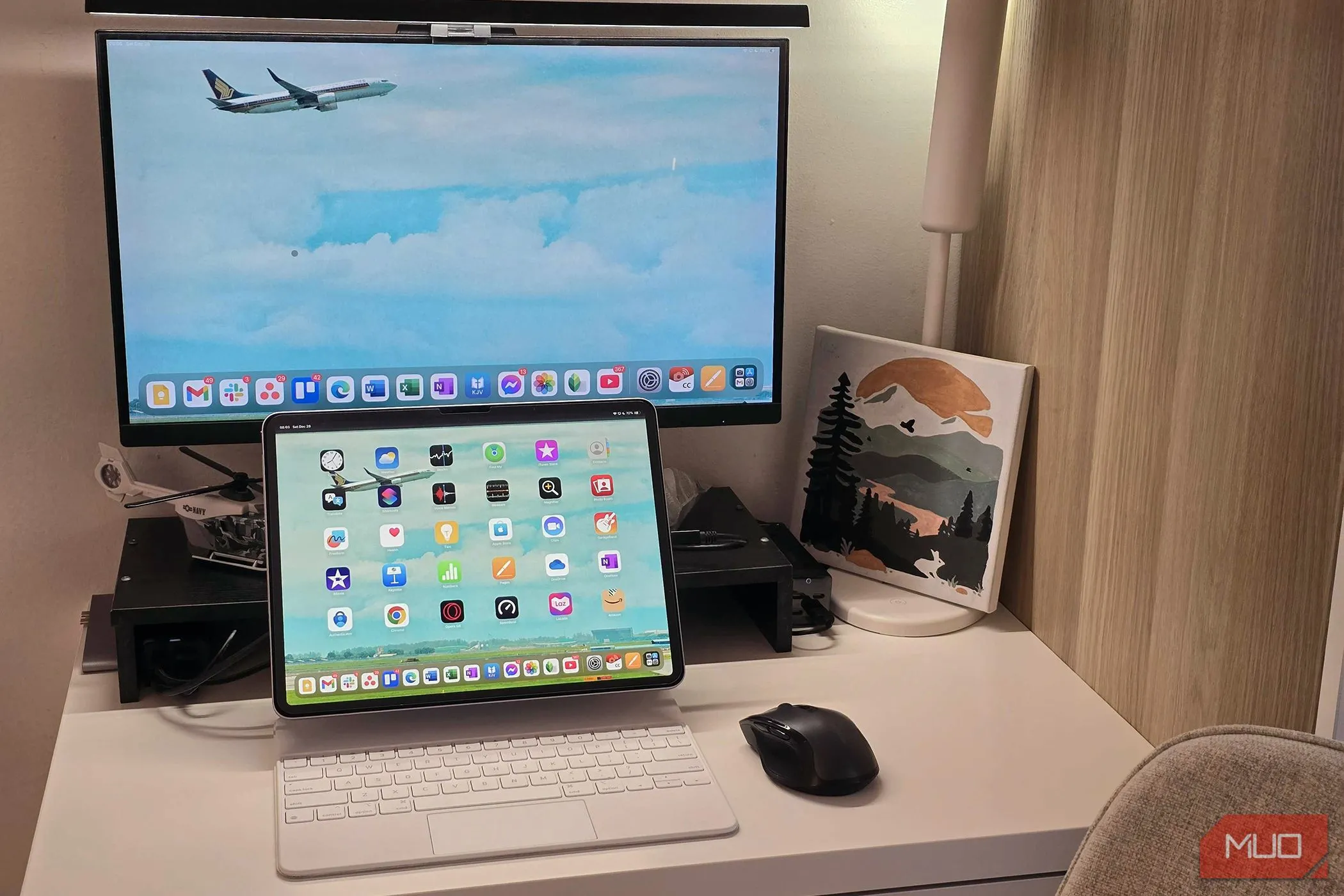 Kết nối iPad Air với màn hình ngoài, chuột và các phụ kiện qua USB hub để tối ưu năng suất làm việc