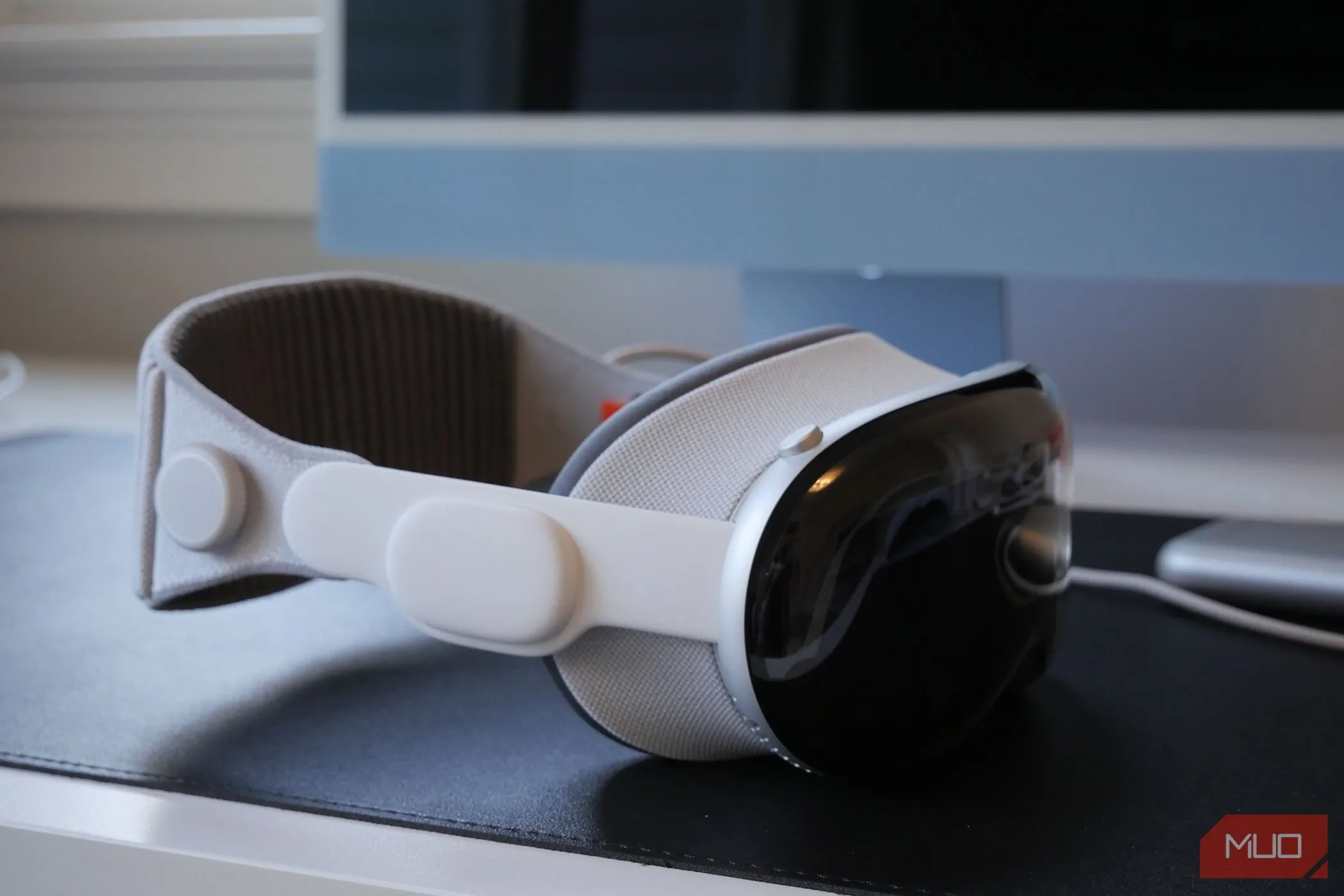 Kính thực tế hỗn hợp Apple Vision Pro đặt trên bàn làm việc trong không gian văn phòng.