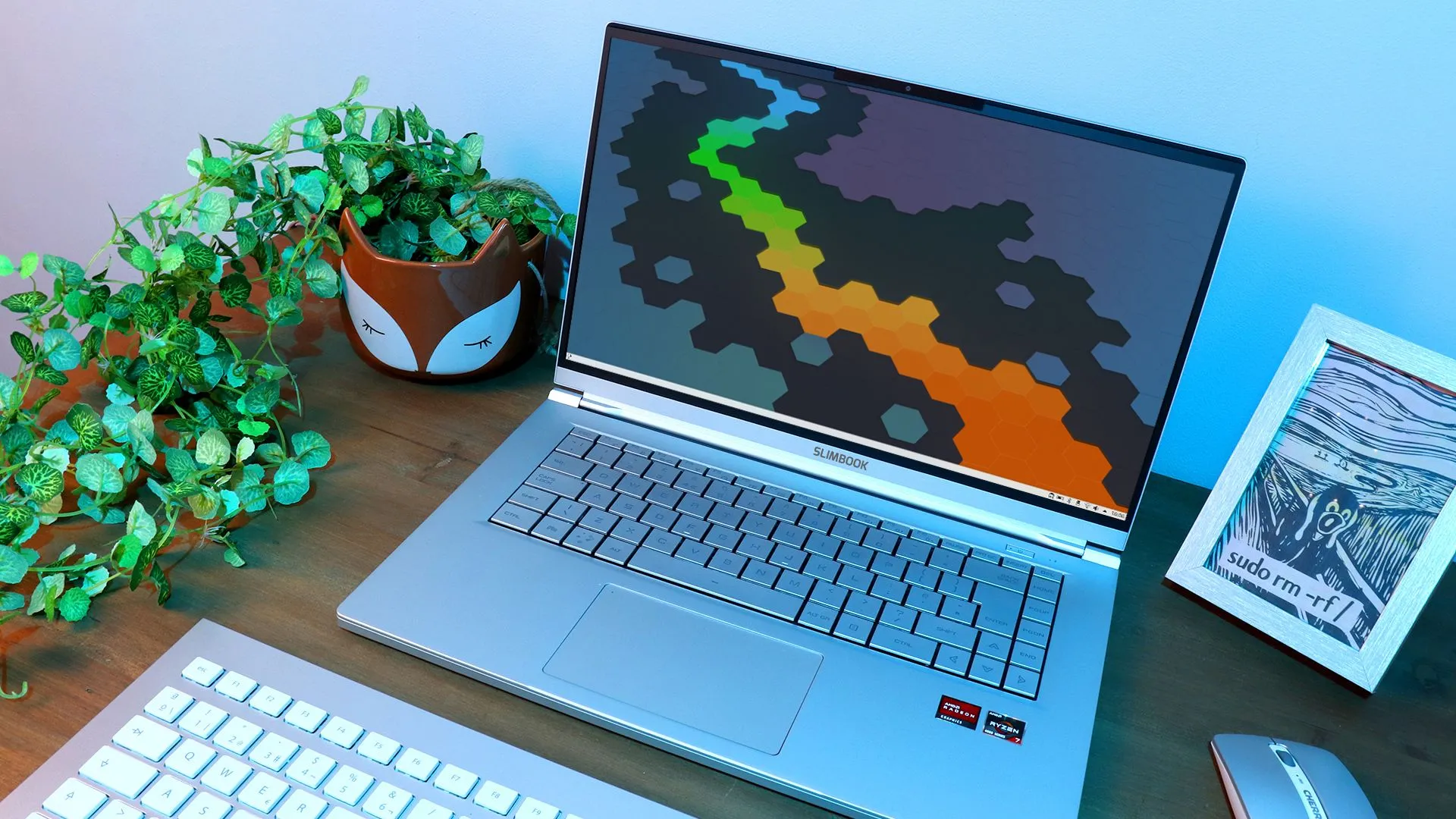 Laptop Slimbook KDE với thiết kế mỏng, minh họa hạn chế về tản nhiệt trong khung máy gọn nhẹ.