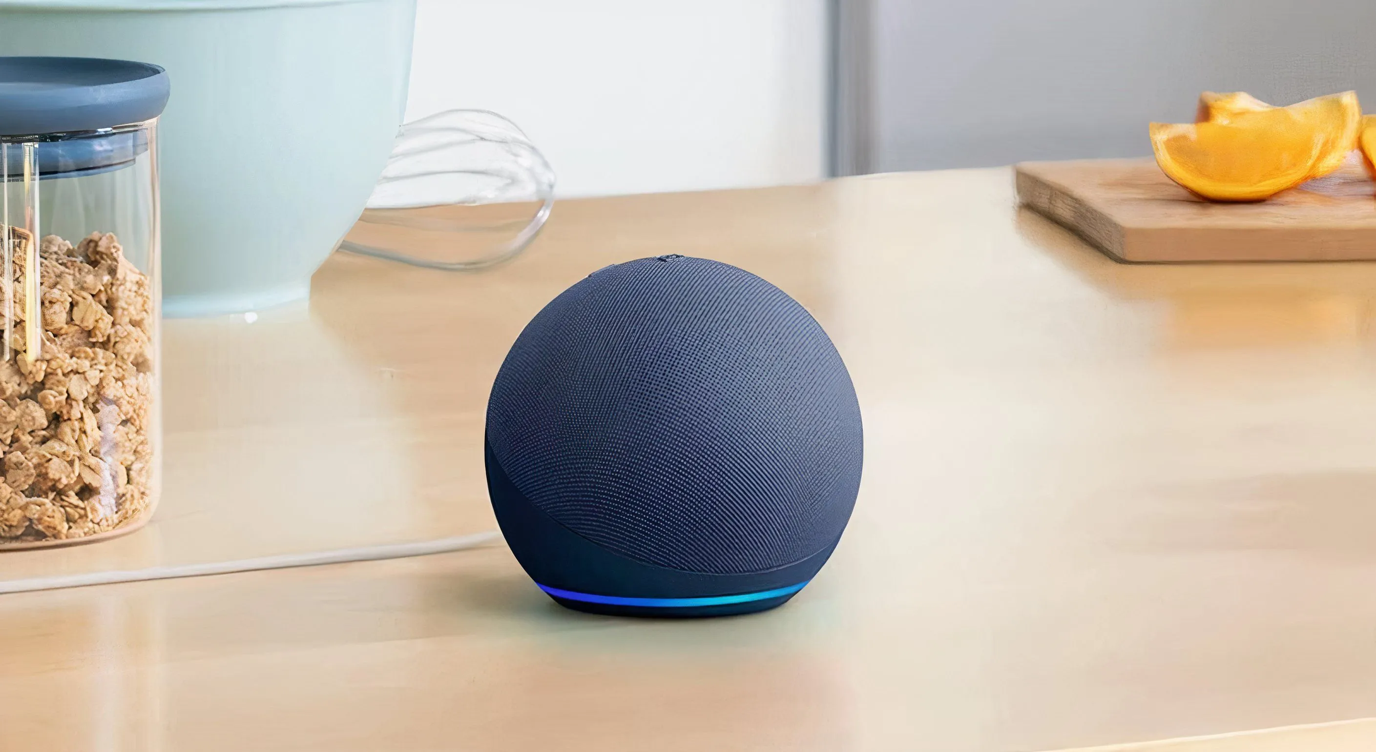 Loa thông minh Amazon Echo Dot đặt trên bề mặt nhà bếp, biểu tượng cho khả năng điều khiển giọng nói Fire TV.