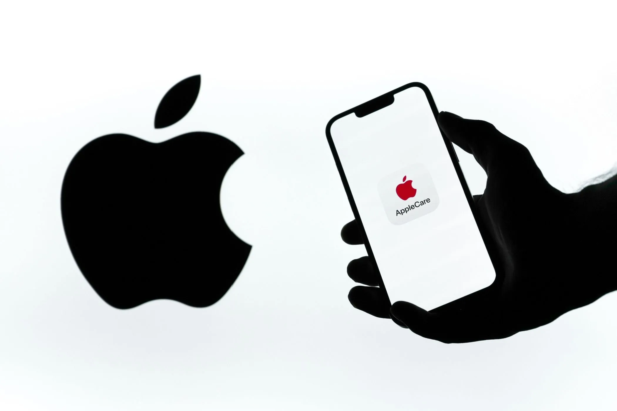 Logo AppleCare trên điện thoại cạnh logo Apple, minh họa gói bảo hành AppleCare+