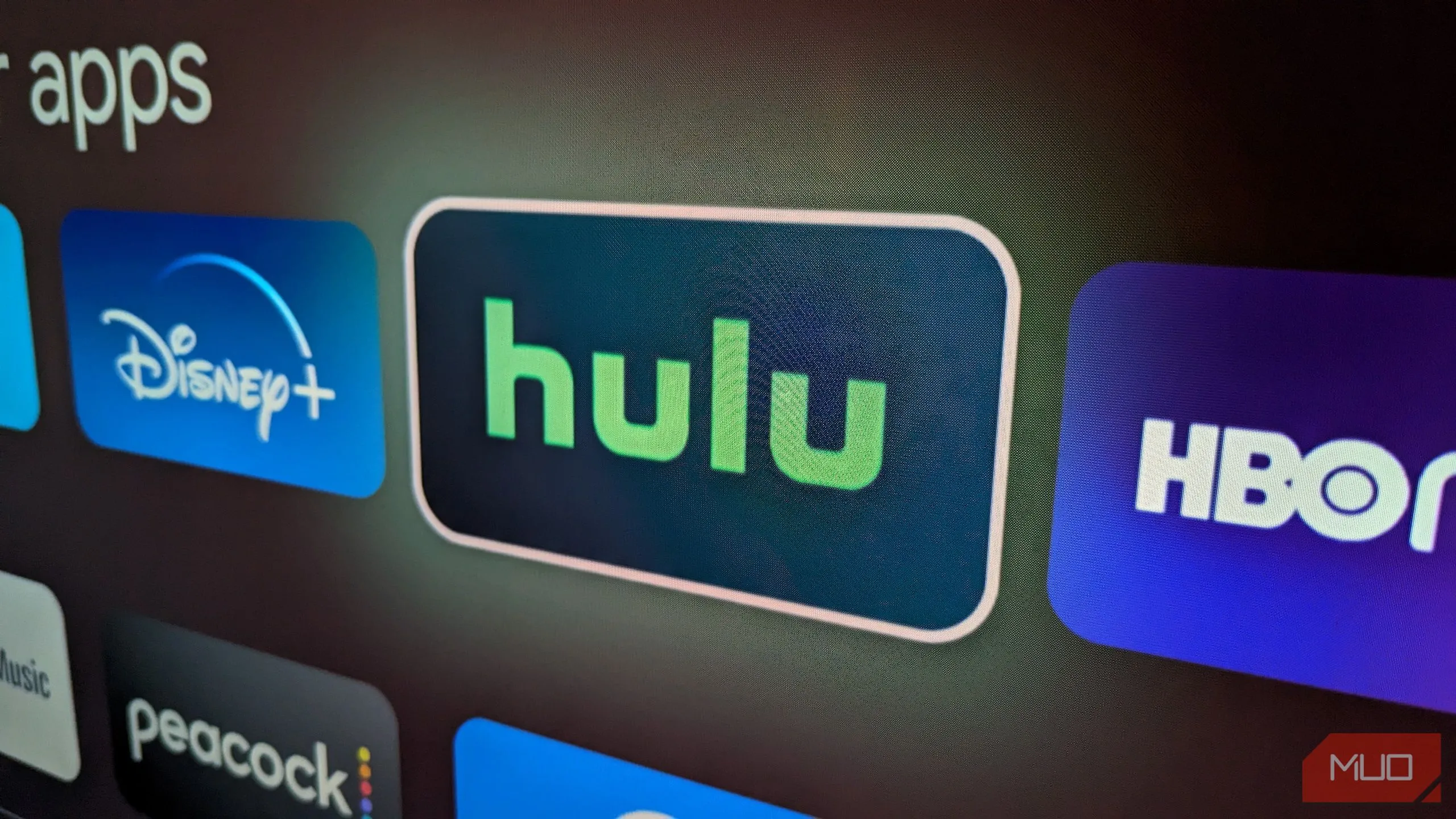 Logo Hulu hiển thị trên màn hình Smart TV, cho thấy khả năng truy cập đa nền tảng và các gói combo hấp dẫn.