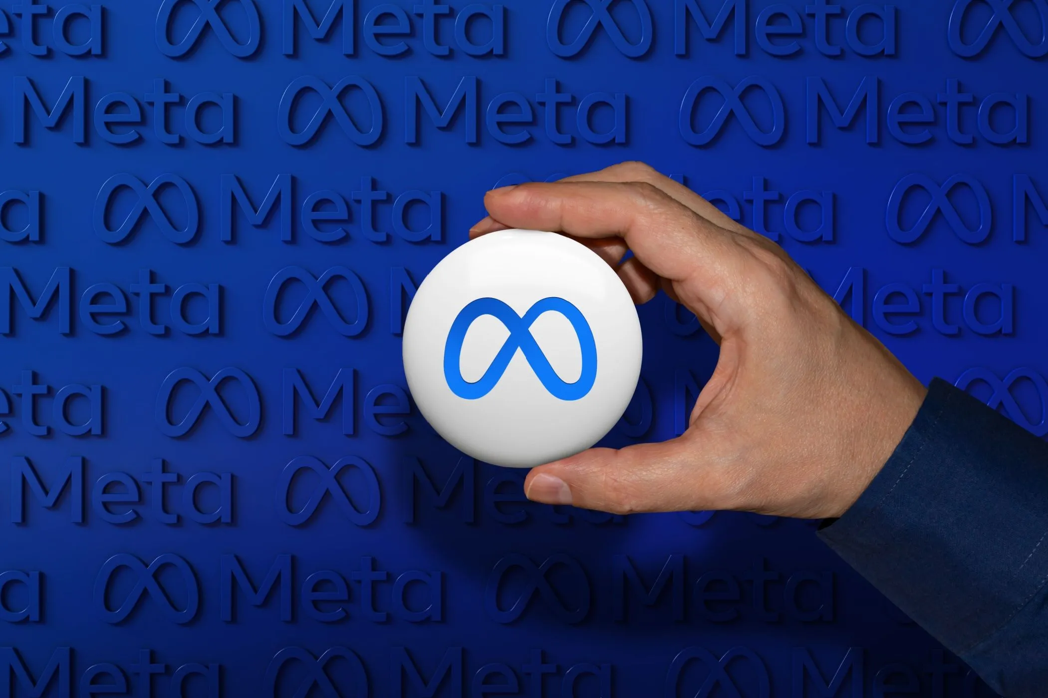 Logo Meta trên một nút, với các biểu tượng Facebook, Messenger, Instagram, Threads phía sau, biểu thị đế chế dữ liệu