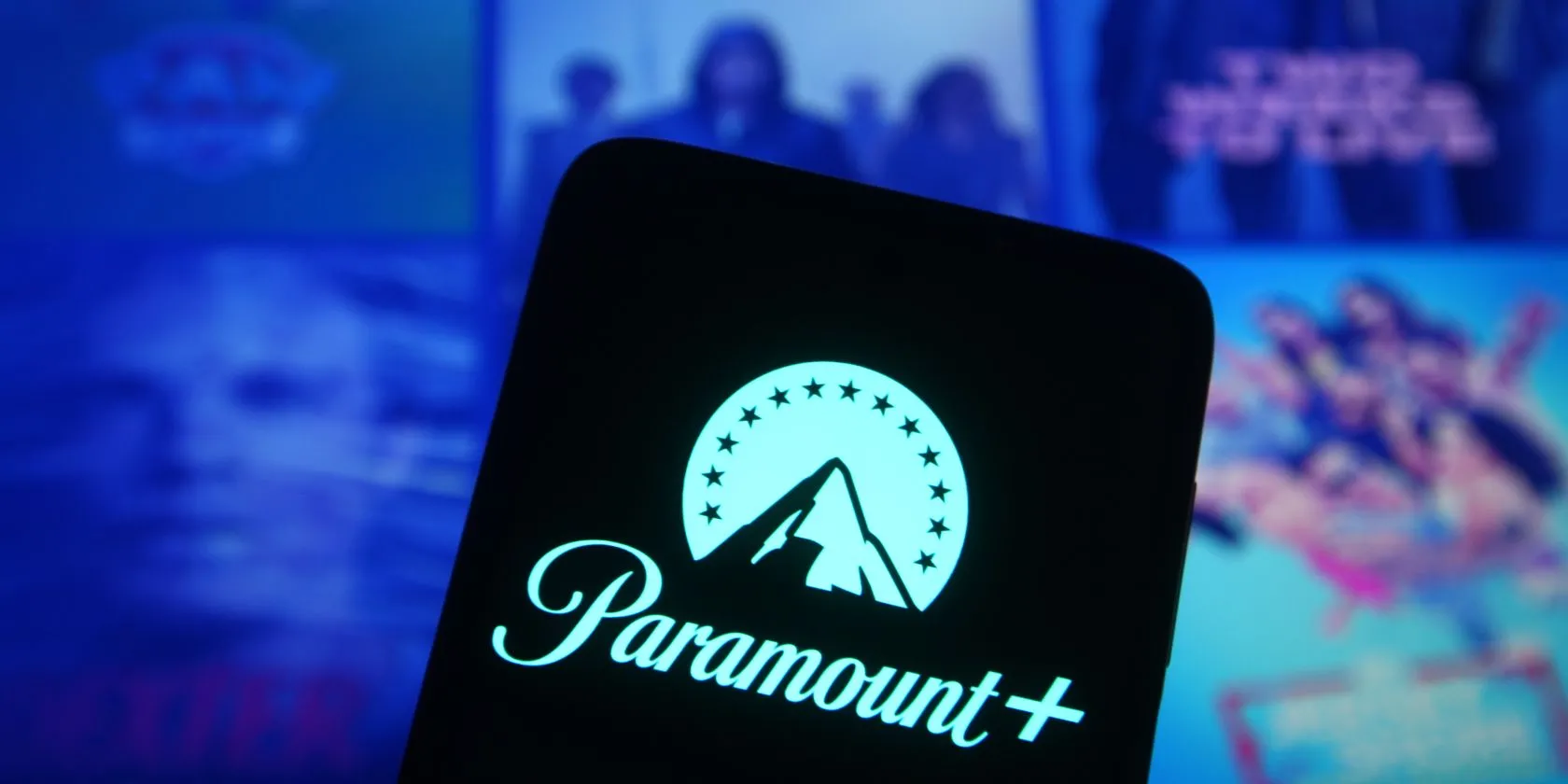 Logo Paramount+ hiển thị trên điện thoại, đại diện cho dịch vụ streaming với gói thuê bao đa dạng và tiết kiệm.
