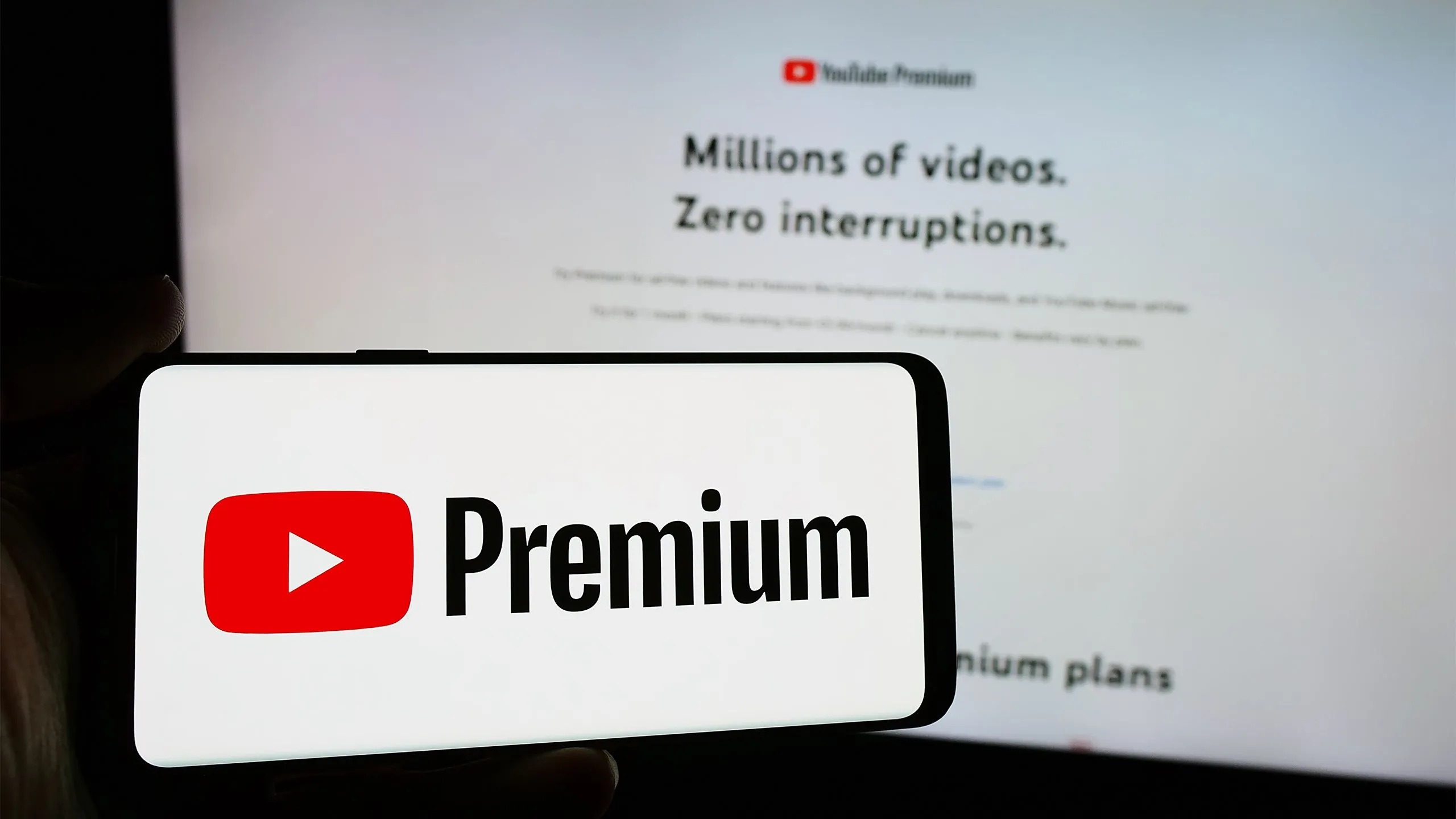Logo YouTube Premium hiển thị trên màn hình điện thoại, tượng trưng cho trải nghiệm xem YouTube không quảng cáo.