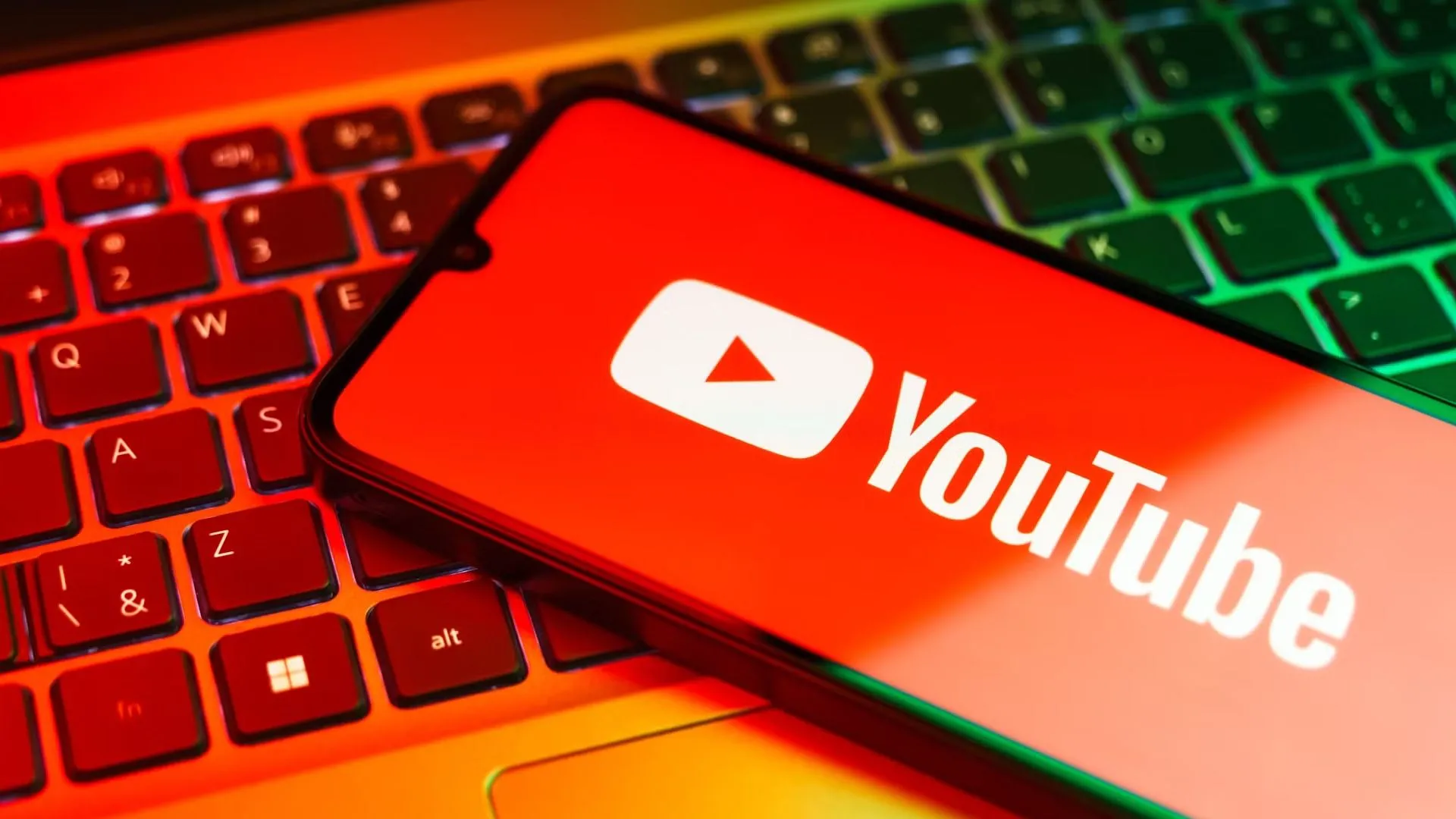 Logo YouTube trên màn hình điện thoại thông minh, liên quan đến việc thu thập dữ liệu người dùng của Google
