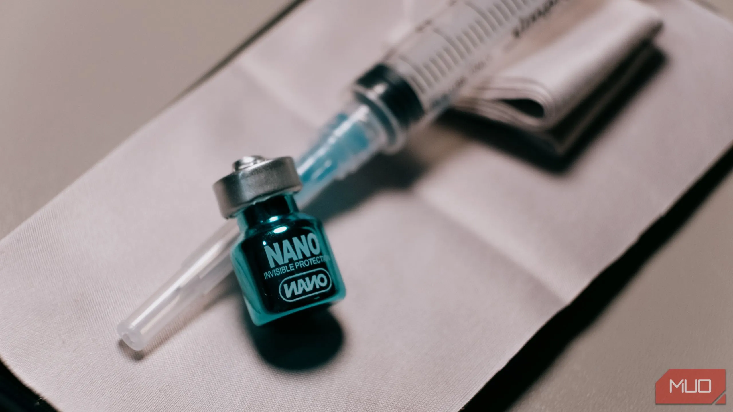 Lớp phủ nano oleophobic bên cạnh ống tiêm