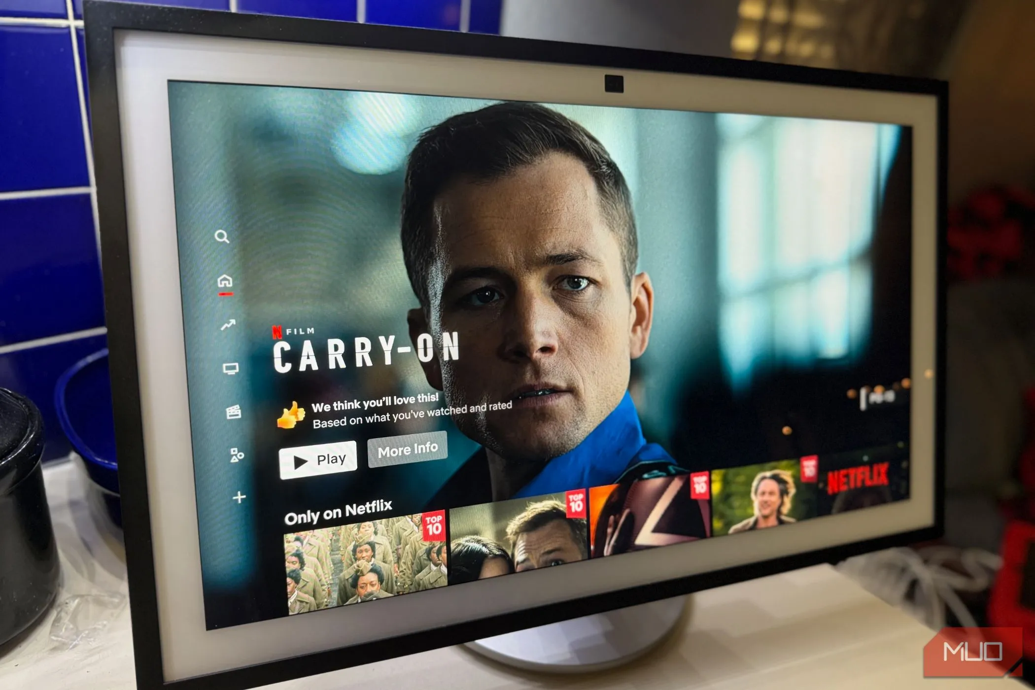 Màn hình Amazon Echo Show 21 hiển thị ứng dụng Netflix