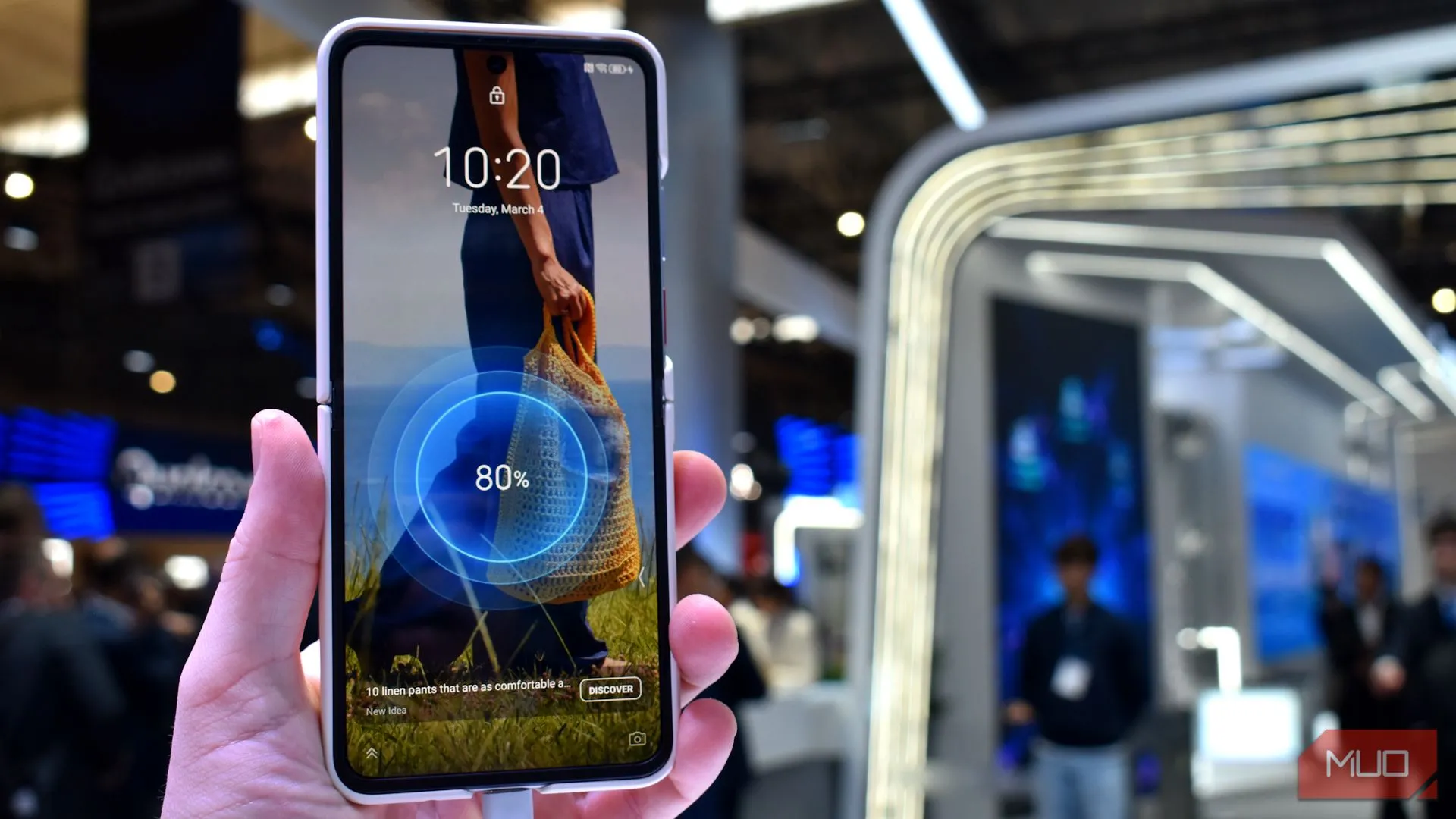 Màn hình bên trong của điện thoại gập Nubia Flip 2 khi mở hoàn toàn tại MWC 2025
