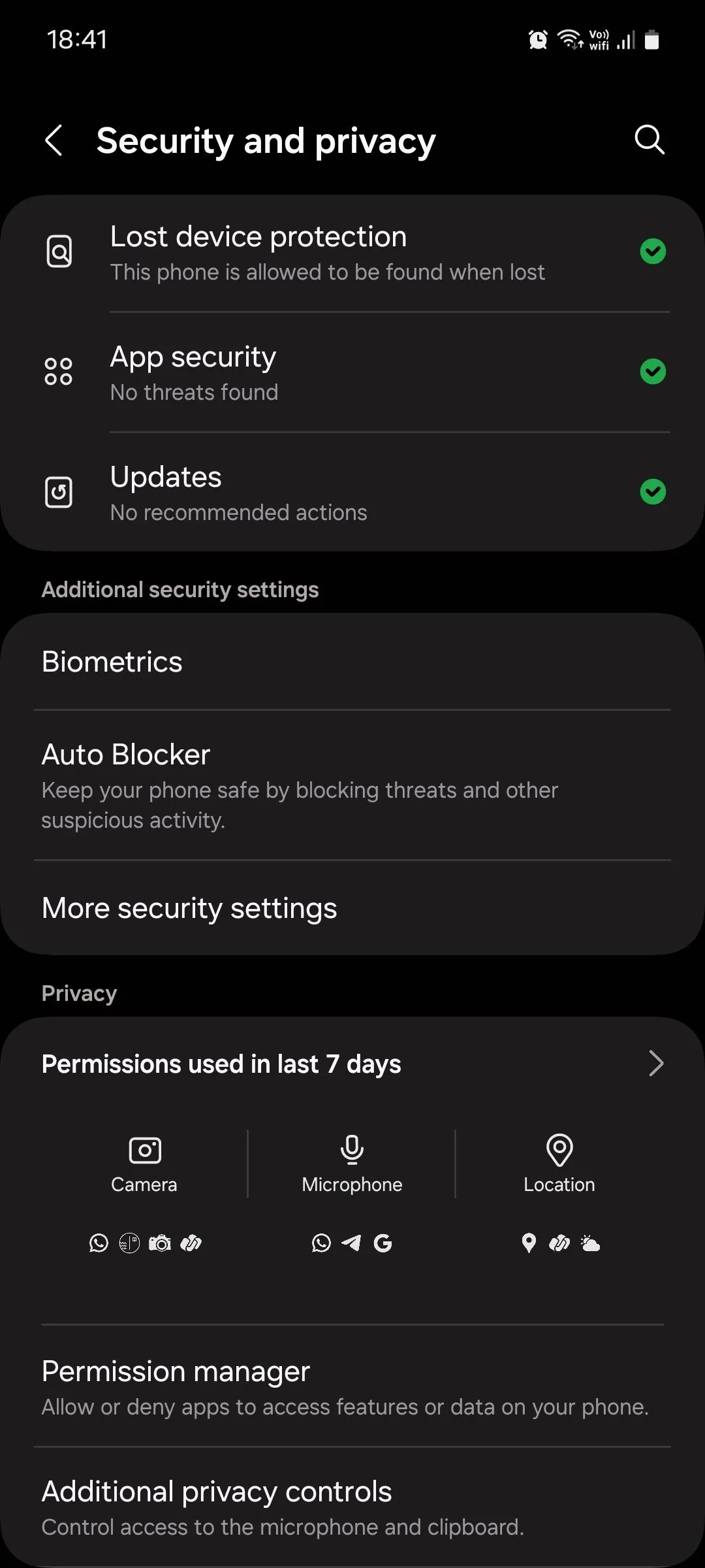 Màn hình cài đặt Bảo mật và quyền riêng tư của Samsung One UI, hiển thị tùy chọn &quot;Chặn tự động&quot; (Auto Blocker).