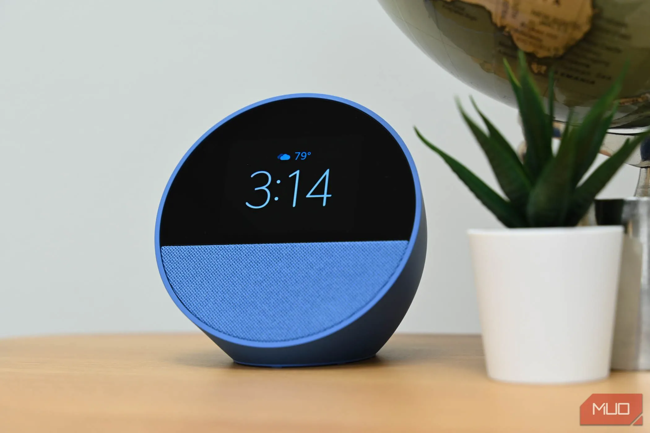 Màn hình chính của Amazon Echo Spot hiển thị giao diện người dùng, minh họa bản cập nhật Alexa+ sắp tới