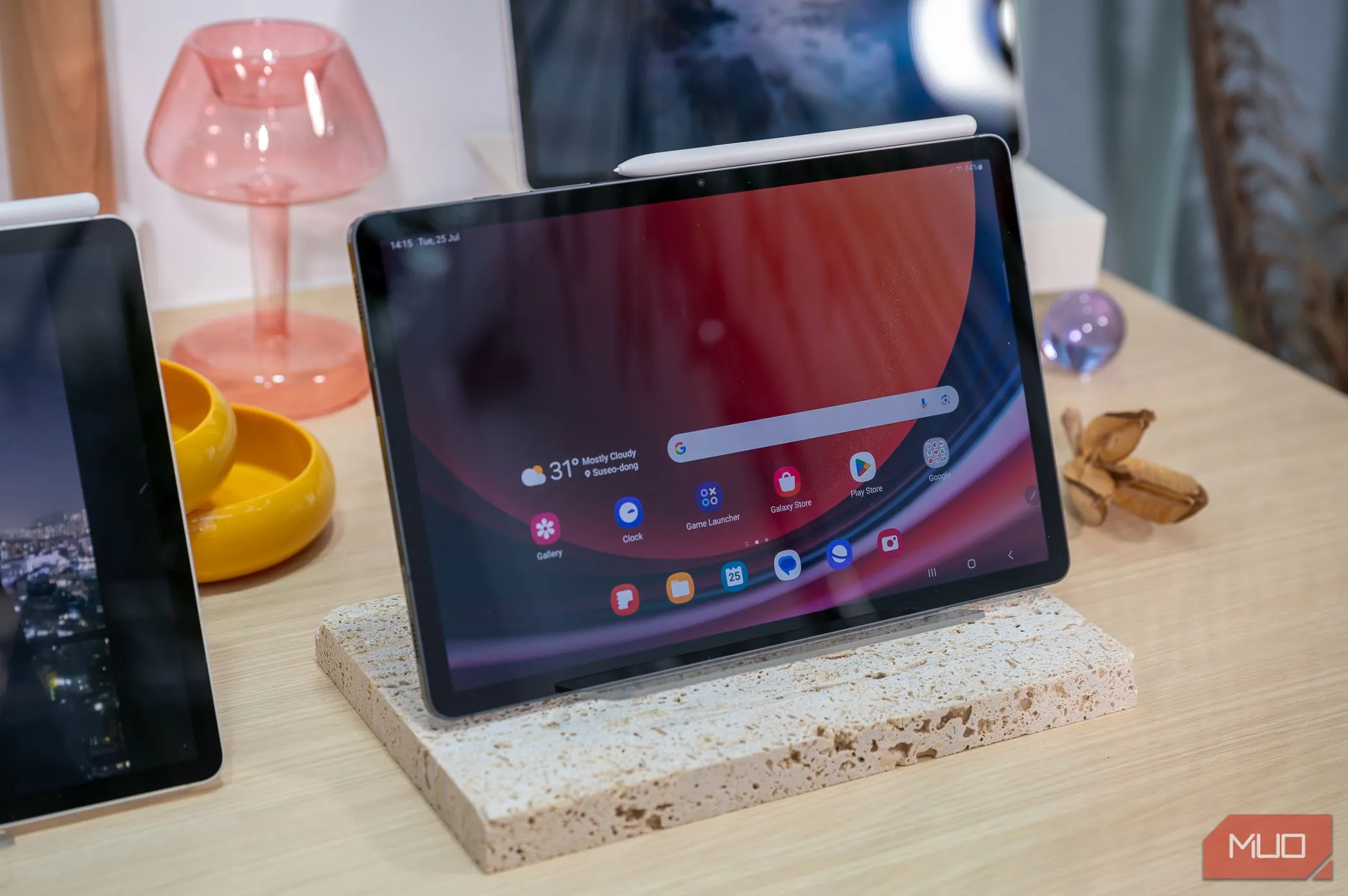 Màn hình chính của máy tính bảng Samsung Galaxy Tab S9, minh họa khả năng hỗ trợ nhiều hồ sơ người dùng trên tablet