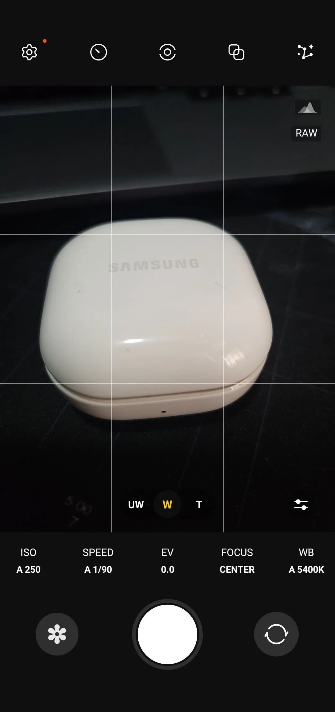 Màn hình chính của ứng dụng Expert RAW trên điện thoại Samsung Galaxy.