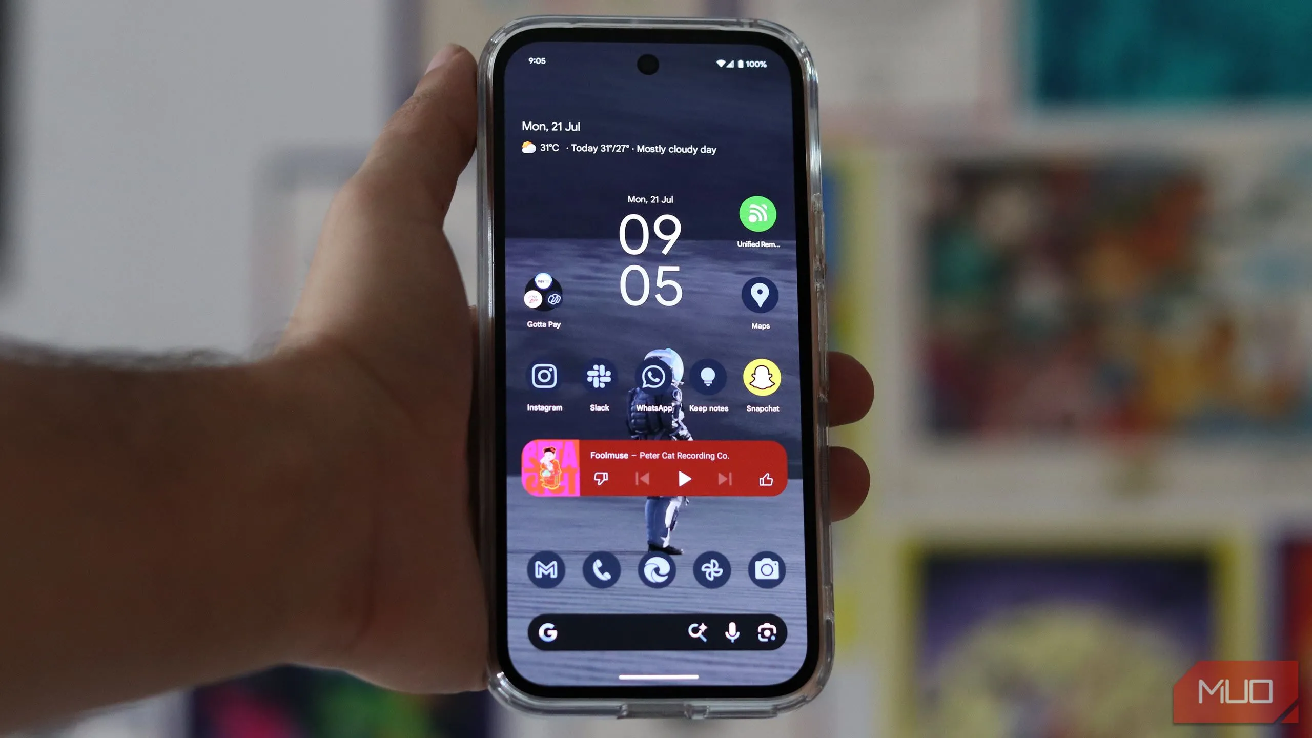 Màn hình chính với giao diện Pixel Launcher trên điện thoại Pixel 9a