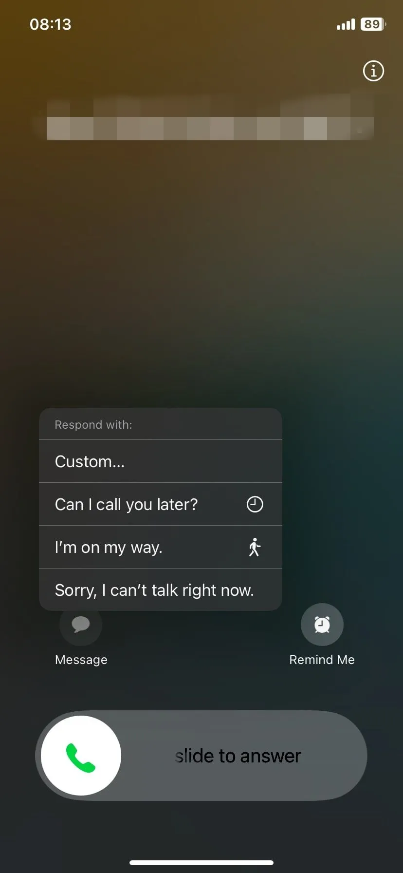 Màn hình cuộc gọi đến trên iPhone với tùy chọn gửi tin nhắn trả lời nhanh để sàng lọc người gọi.