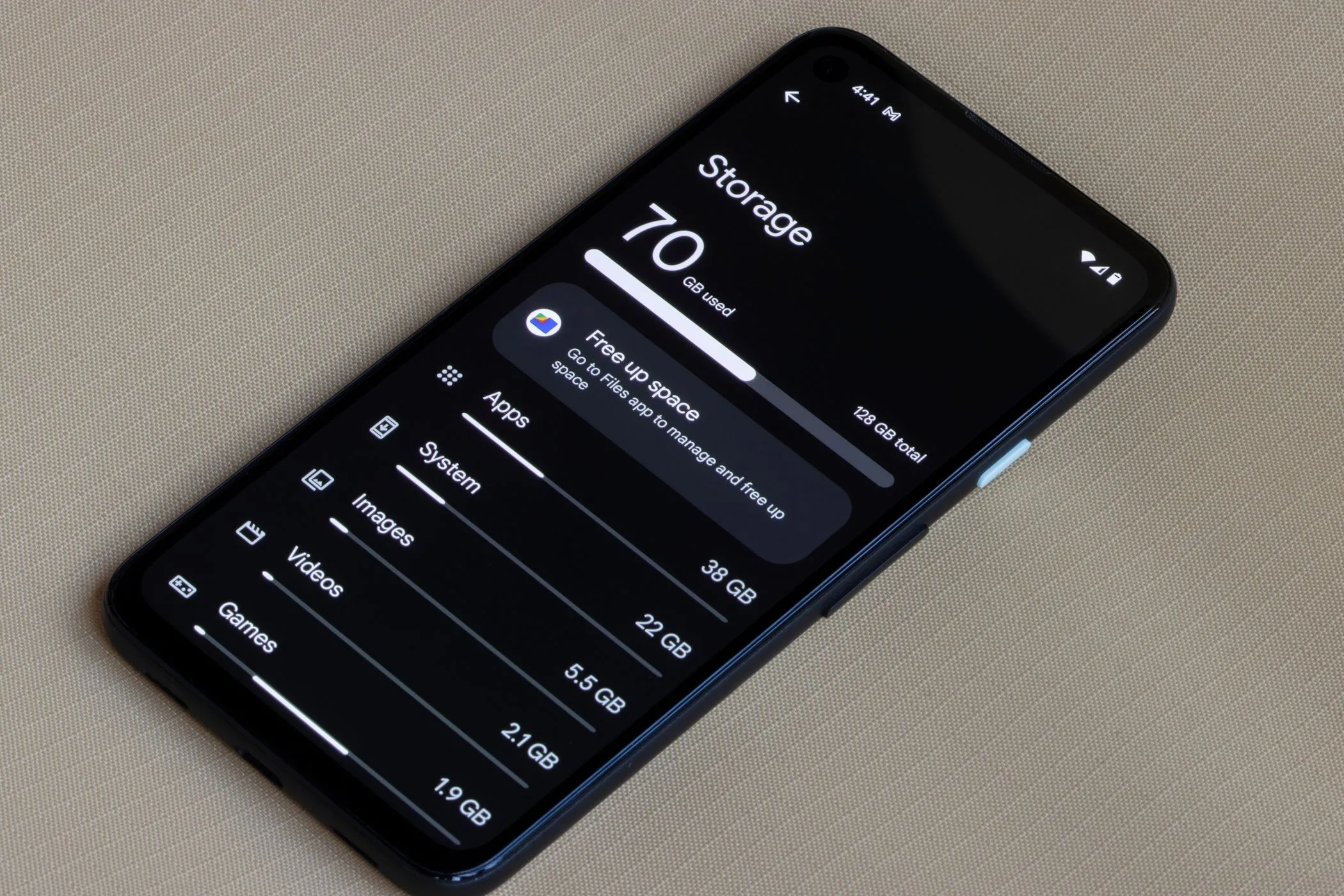 Màn hình điện thoại Android hiển thị mục &quot;Bộ nhớ&quot;, tượng trưng cho khả năng biến điện thoại cũ thành thiết bị lưu trữ di động.