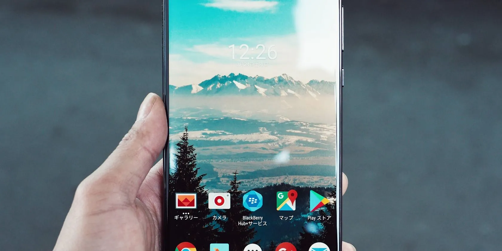 Màn hình điện thoại Android trong tay người