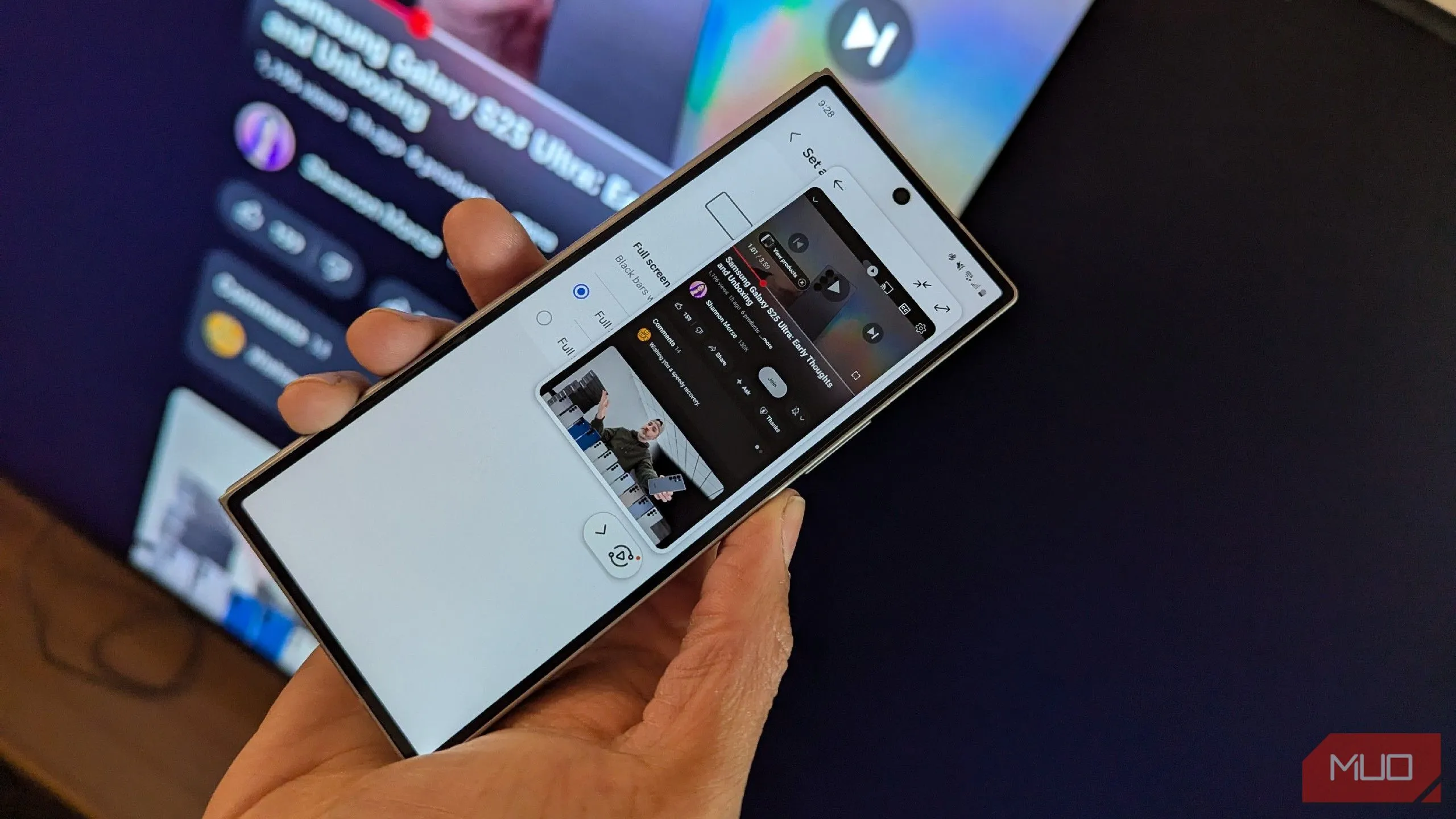 Màn hình điện thoại Galaxy đang được phản chiếu không dây lên TV Samsung thông qua tính năng Tap View, hiển thị cùng một nội dung trên cả hai thiết bị.