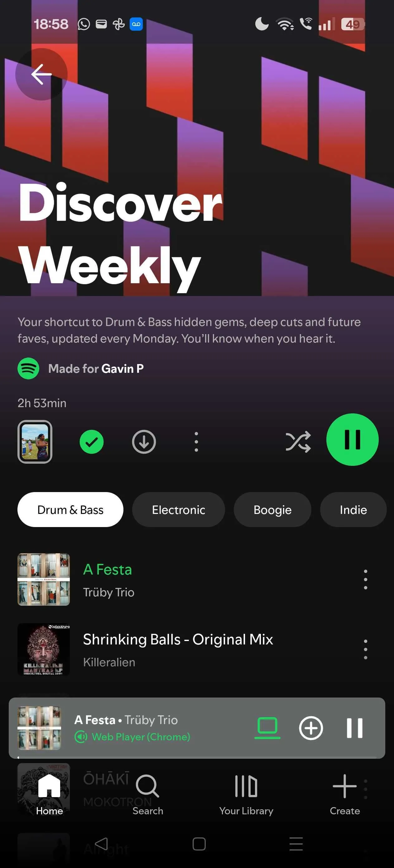 Màn hình điện thoại hiển thị playlist Discover Weekly của Spotify với tùy chọn bộ lọc thể loại Drum and Bass, một tính năng chỉ có trên di động.