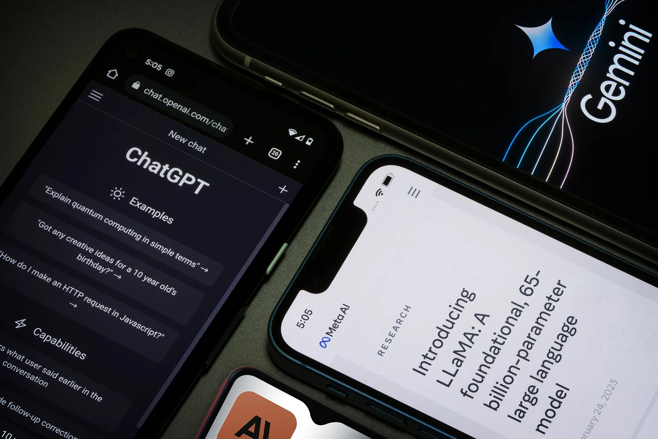 Màn hình điện thoại hiển thị ứng dụng Meta AI, ChatGPT và Gemini