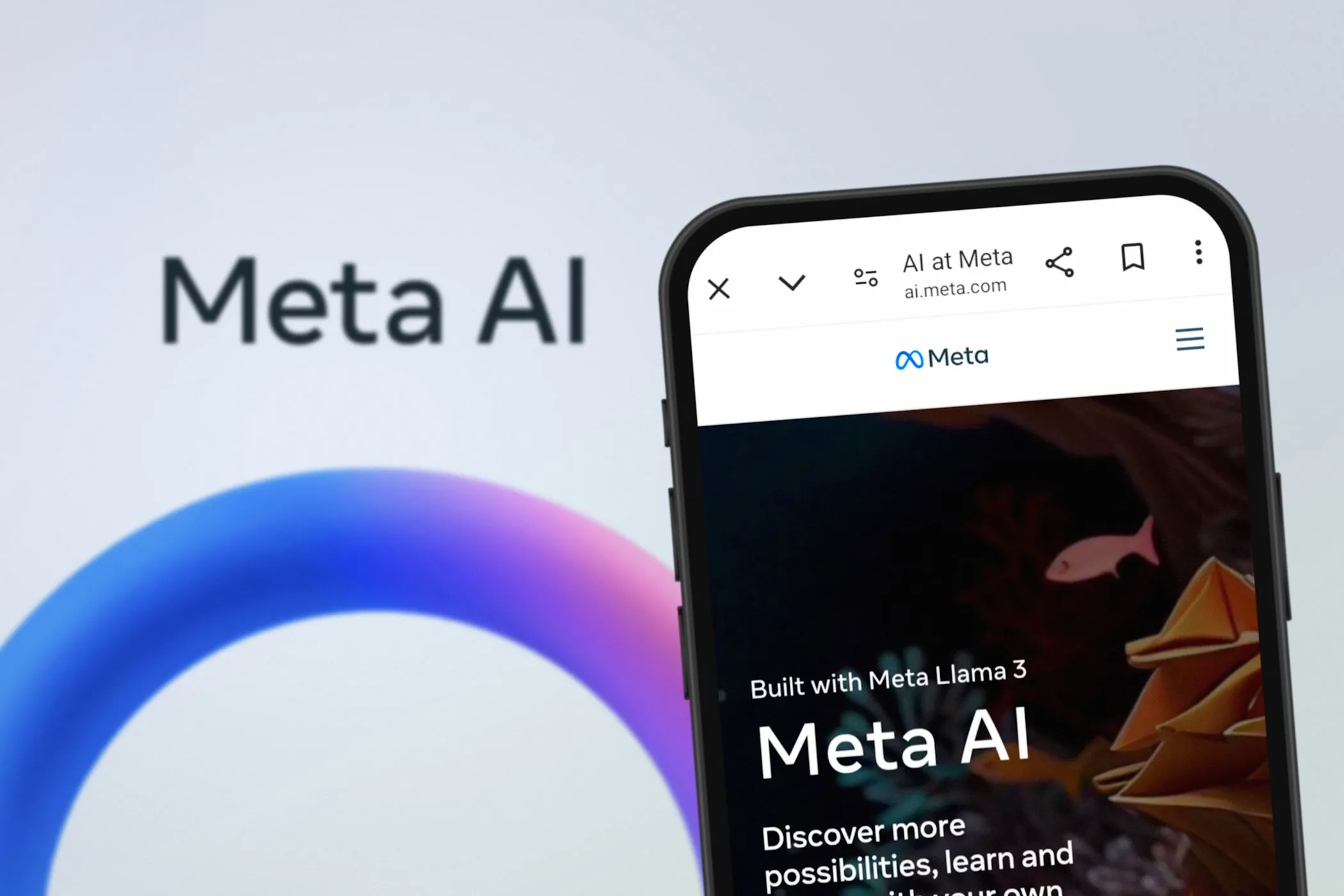 Màn hình điện thoại và máy tính hiển thị biểu tượng Meta AI, minh họa việc sử dụng AI trên nhiều thiết bị