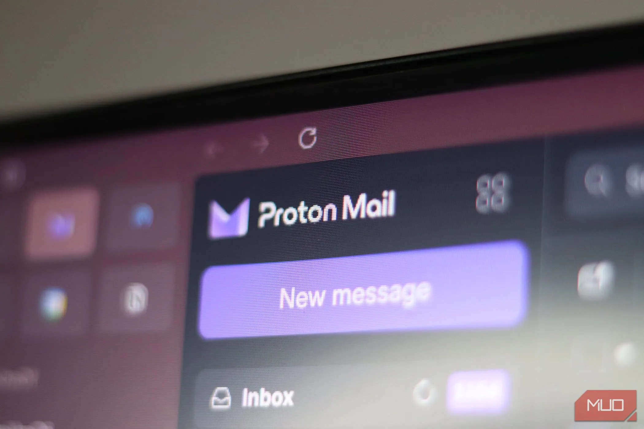 Màn hình hiển thị logo Proton Mail, thể hiện sự ưu tiên quyền riêng tư.