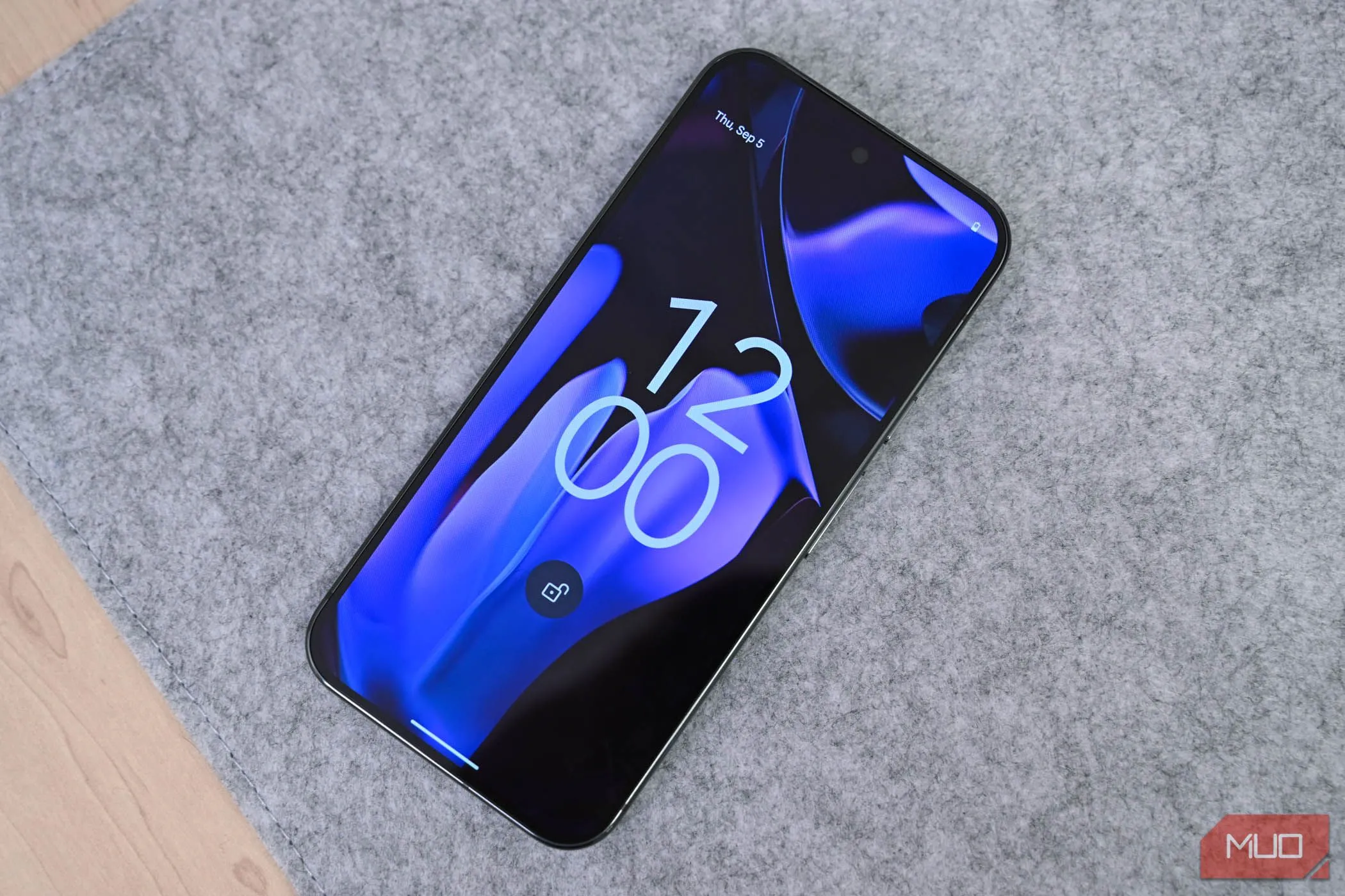 Màn hình khóa của điện thoại Google Pixel 9 Pro XL, minh họa khả năng bảo mật hiển thị thông tin nhạy cảm.