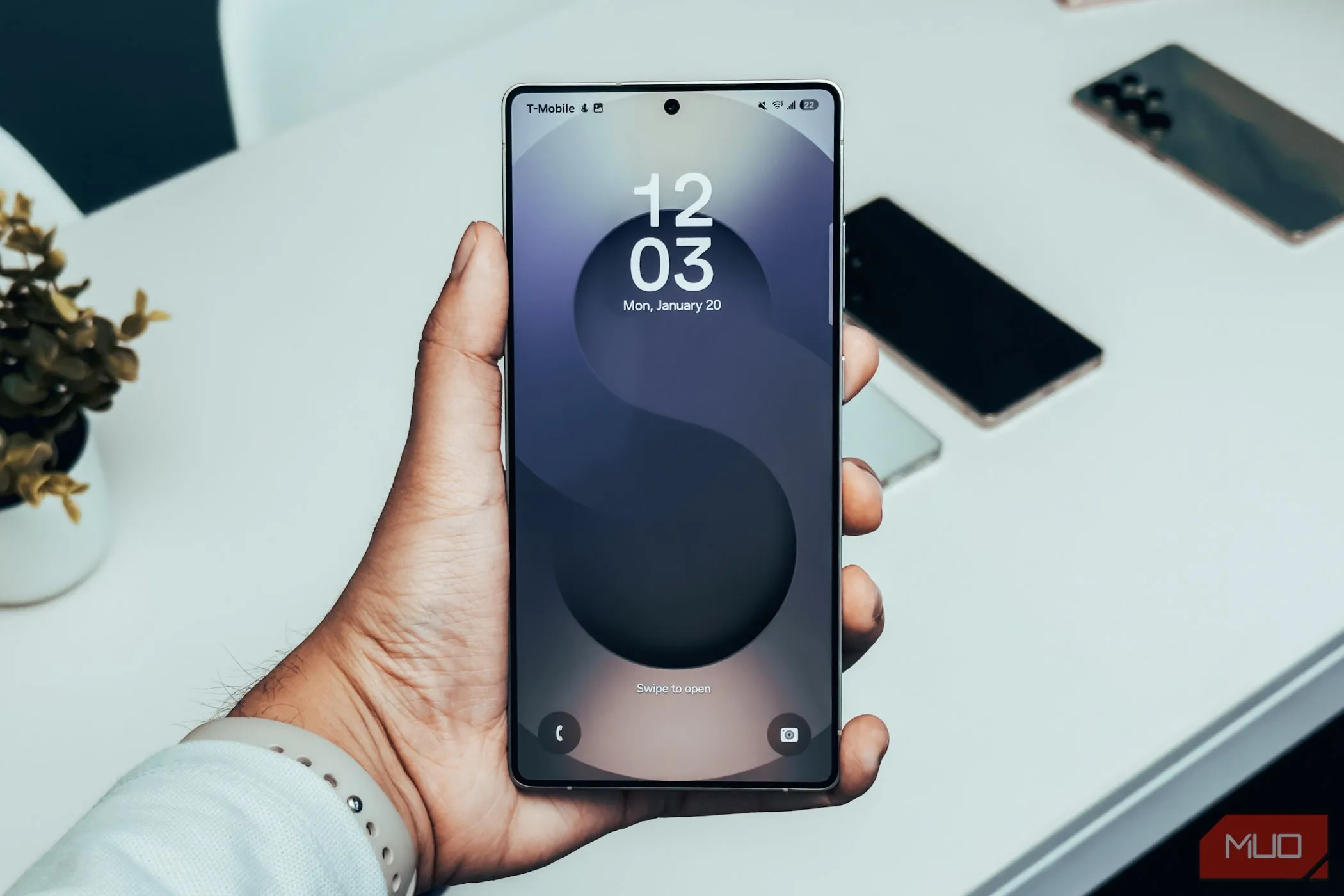 Màn hình khóa Samsung Galaxy S25 Ultra trong tay