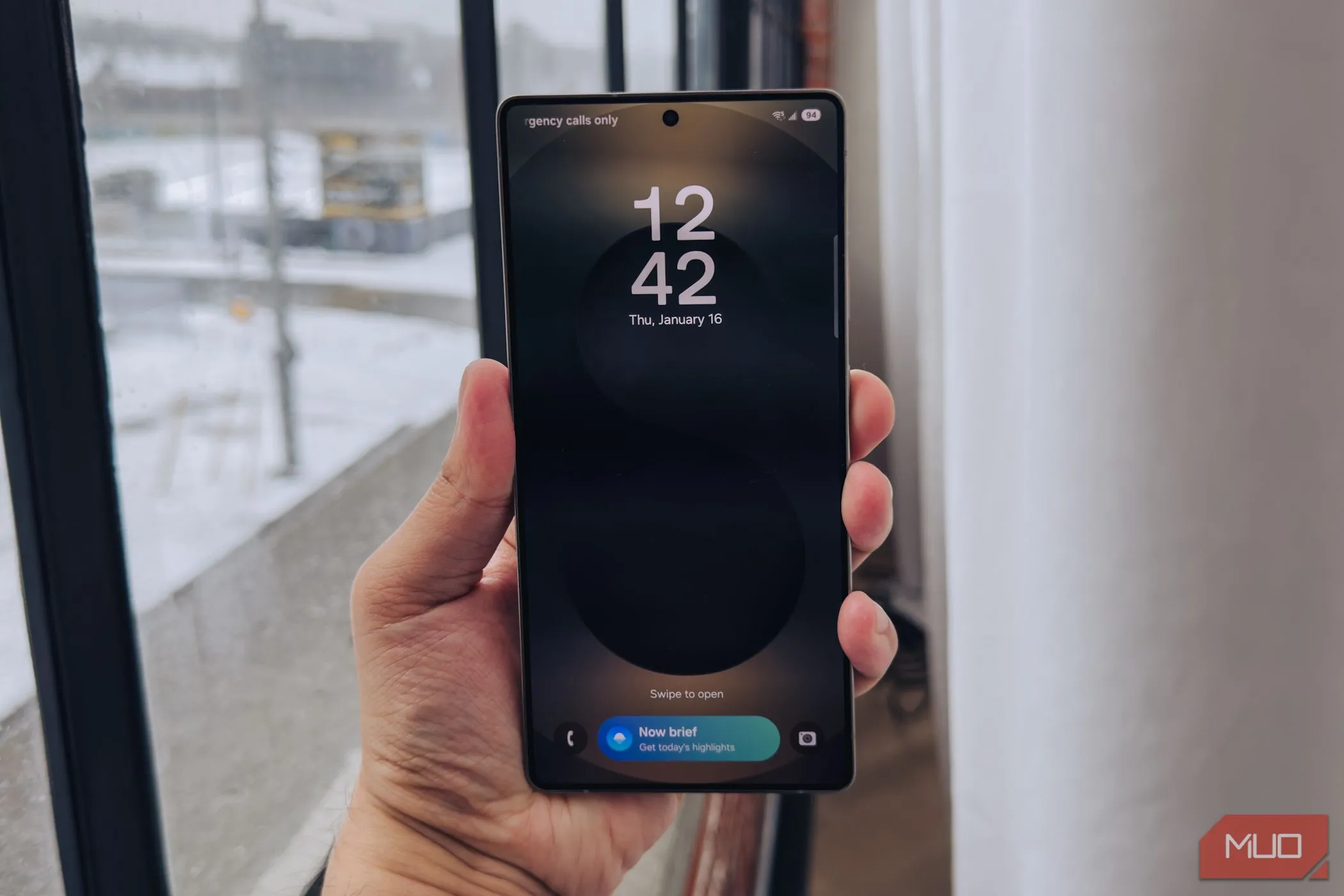 Màn hình khóa Samsung Galaxy S25 Ultra với Now Brief
