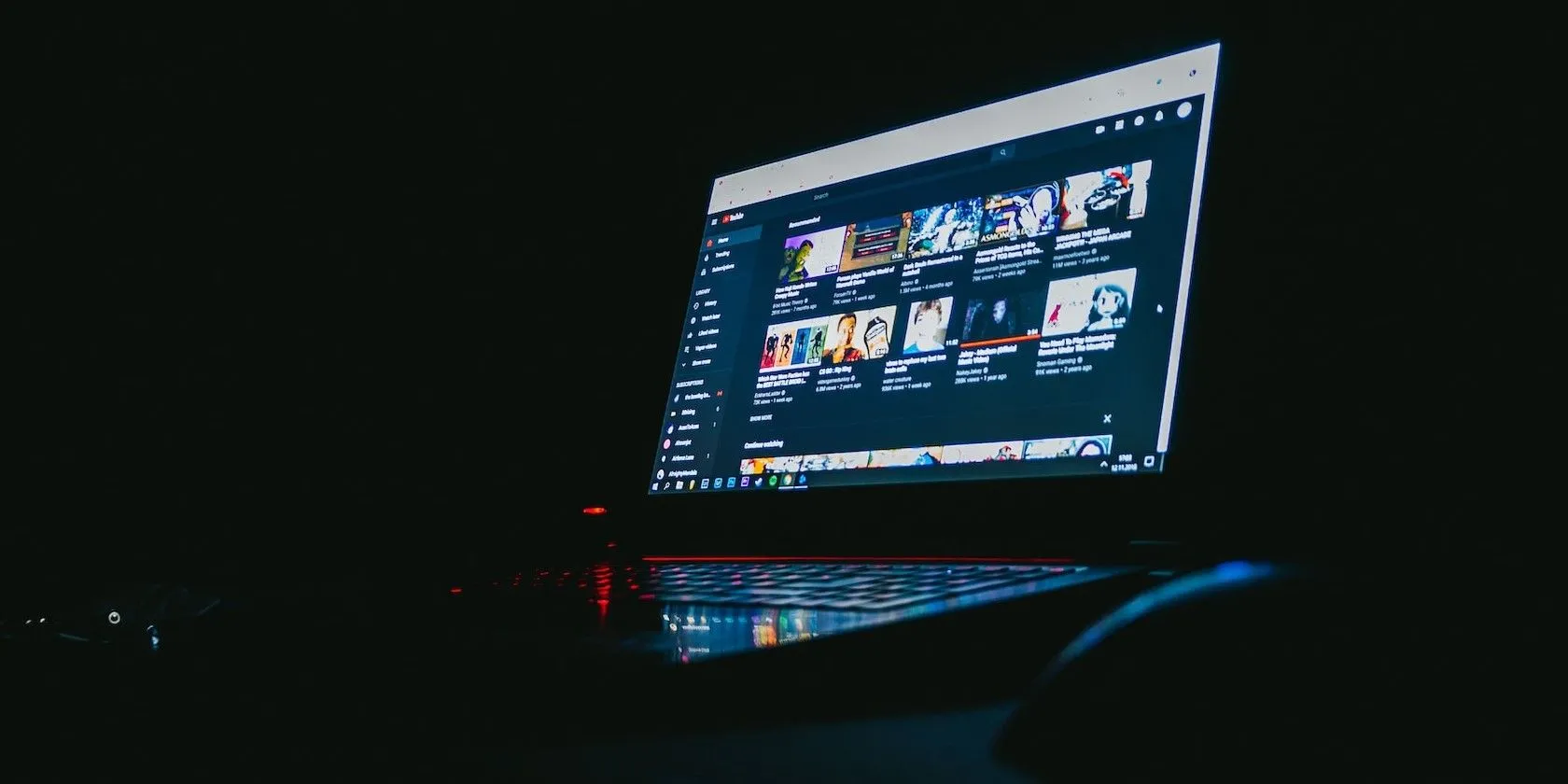 Màn hình laptop hiển thị trang chủ YouTube với các gợi ý video