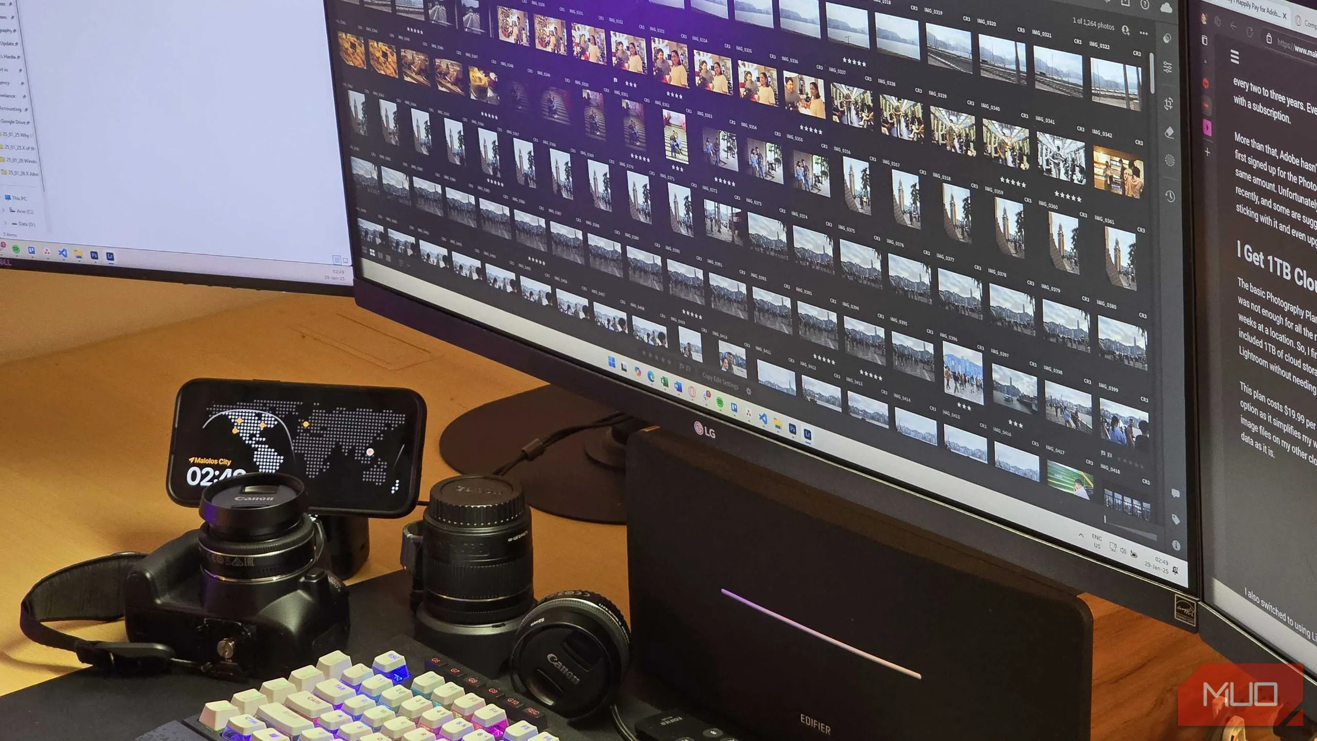 Màn hình máy tính hiển thị giao diện Adobe Lightroom với thư viện ảnh lớn, thể hiện khả năng quản lý ảnh trên đám mây