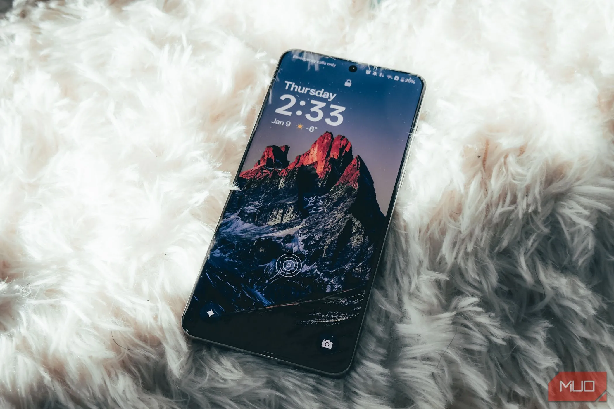 Màn hình OnePlus 13 hiển thị nội dung sống động, đặt nghiêng trên nền thảm, minh họa chất lượng hiển thị đỉnh cao