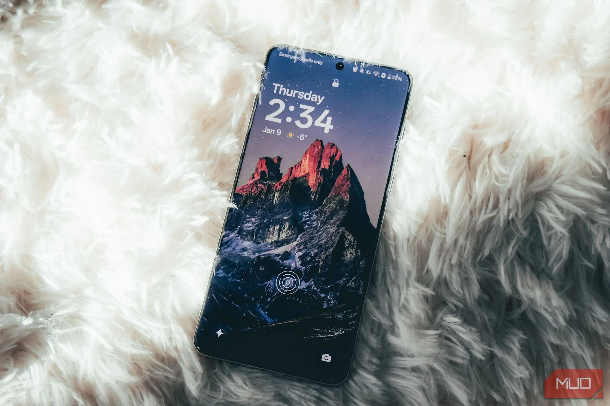 Màn hình OnePlus 13 sáng rực rỡ hiển thị hình ảnh, đặt trên nền thảm trắng, làm nổi bật chất lượng hiển thị