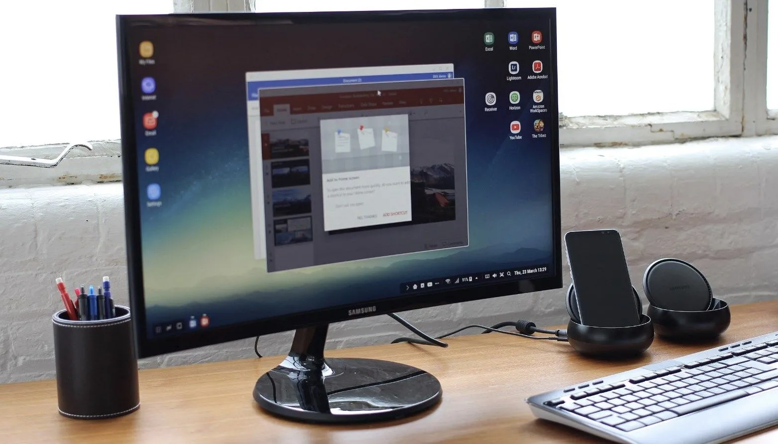 Màn hình Samsung hiển thị giao diện Samsung DeX cùng bàn phím và chuột.