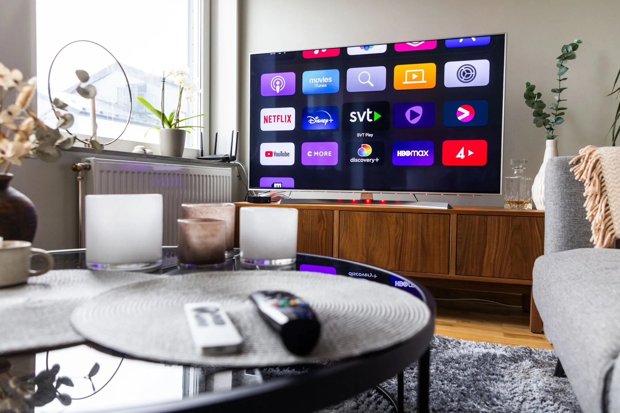 Màn hình TV hiển thị nhiều ứng dụng streaming khác nhau, thể hiện sự phân mảnh của thị trường giải trí số