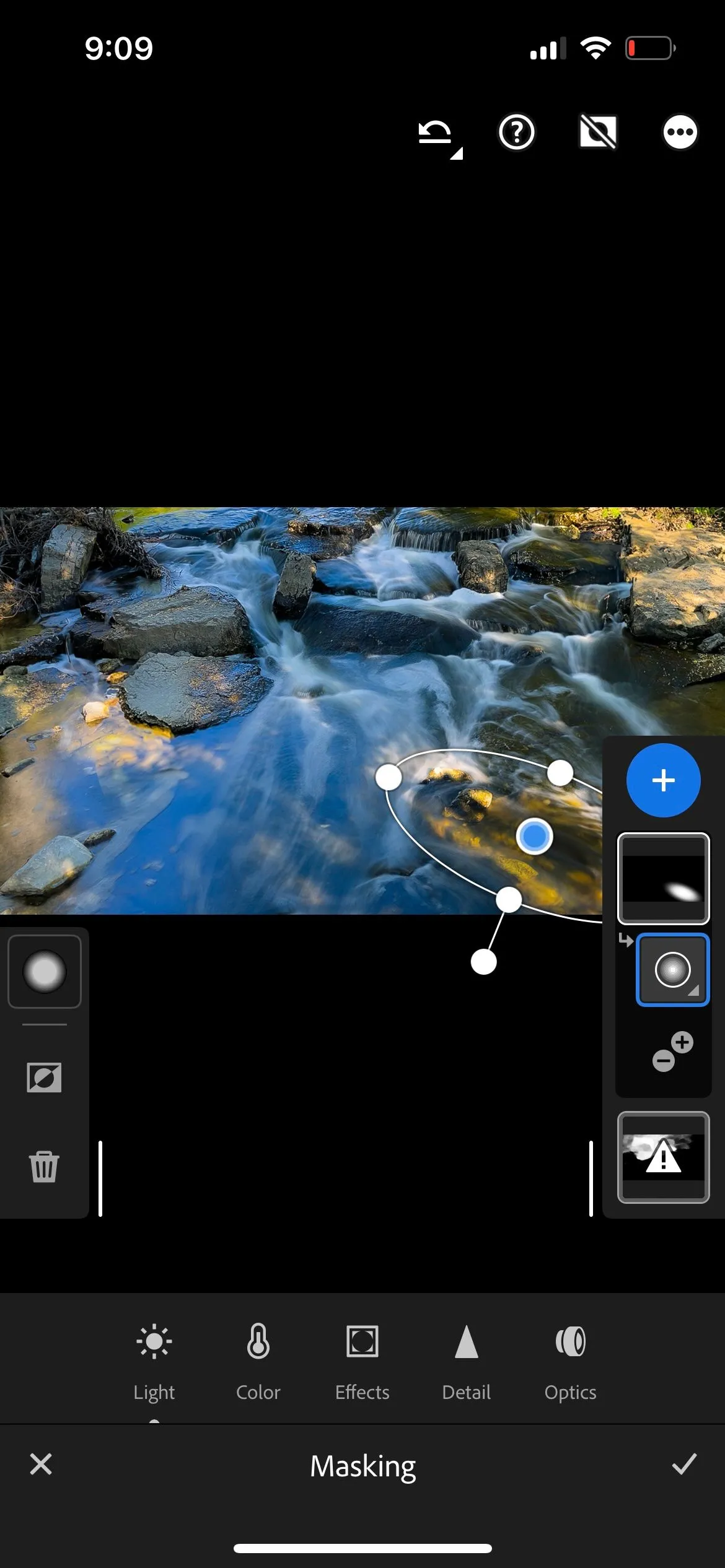 Màn hình ứng dụng Lightroom Mobile hiển thị công cụ mặt nạ (masking) đang được sử dụng để chỉnh sửa vùng ánh sáng trong ảnh
