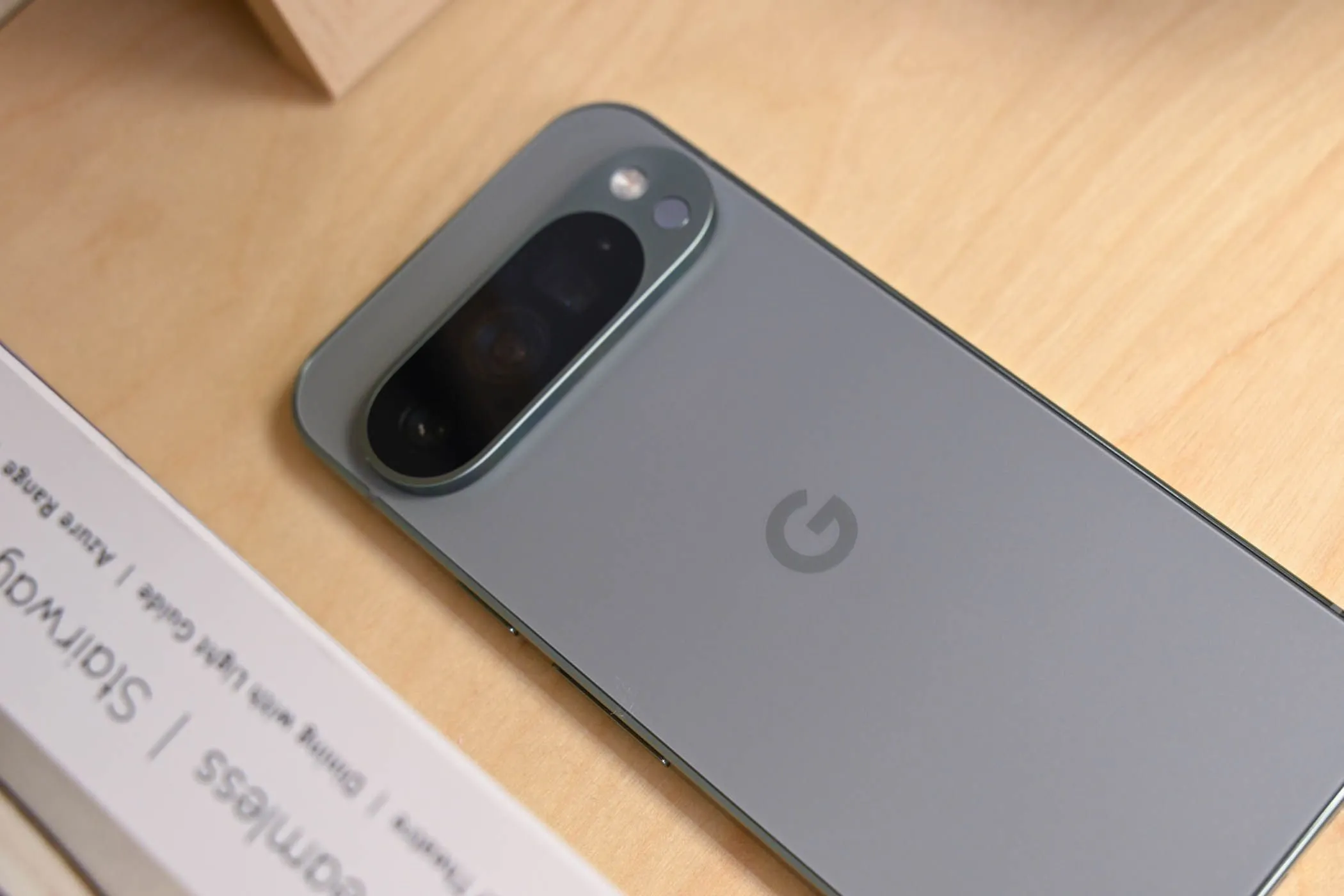 Mặt lưng của điện thoại Google Pixel 9 Pro, liên hệ đến việc miếng dán chống nhìn trộm có thể cung cấp thêm một lớp bảo vệ nhẹ cho thiết bị trong các tình huống va đập không quá mạnh.
