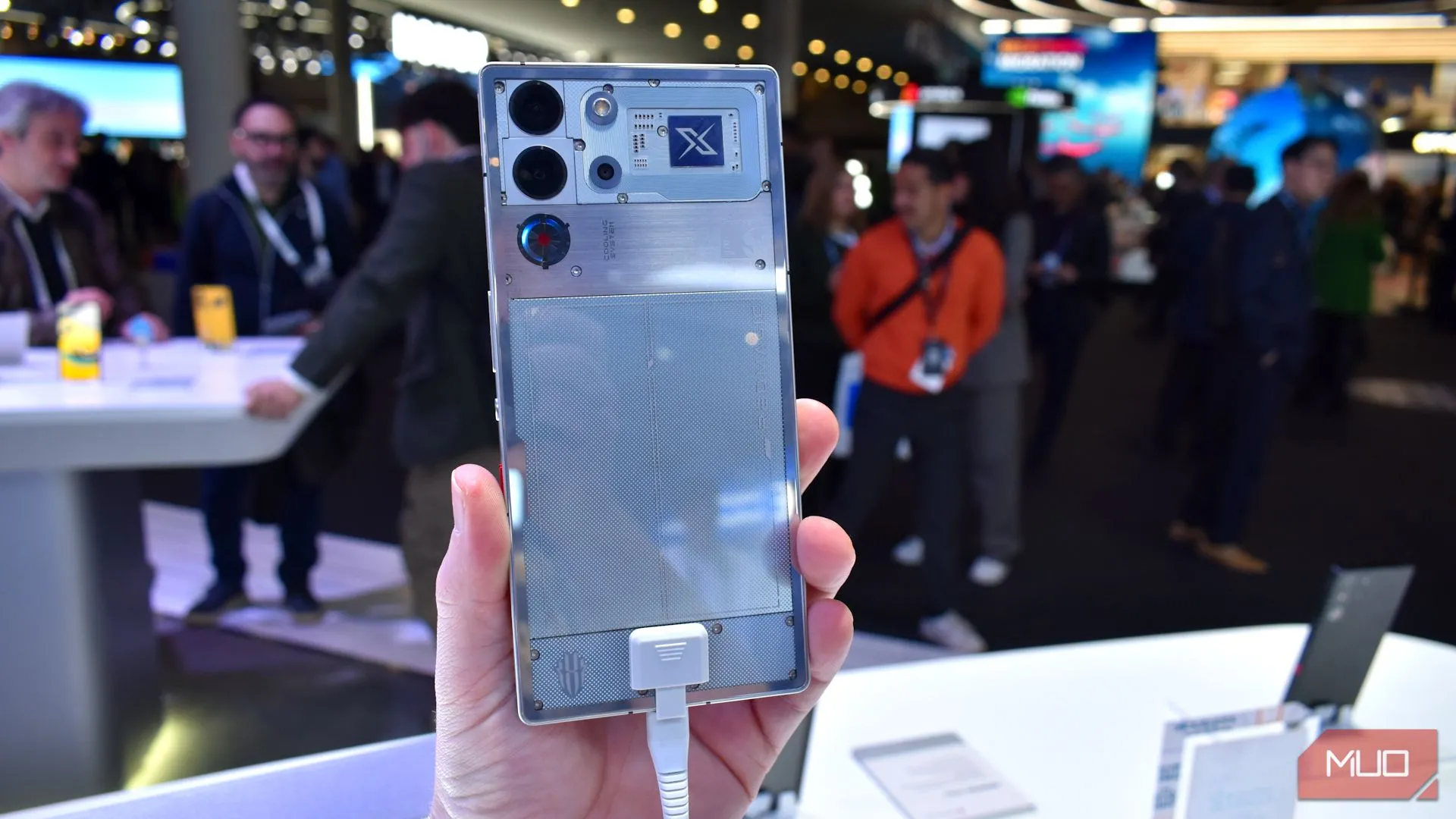Mặt lưng của điện thoại RedMagic 10 Pro tại sự kiện MWC 2025, thể hiện thiết kế gaming