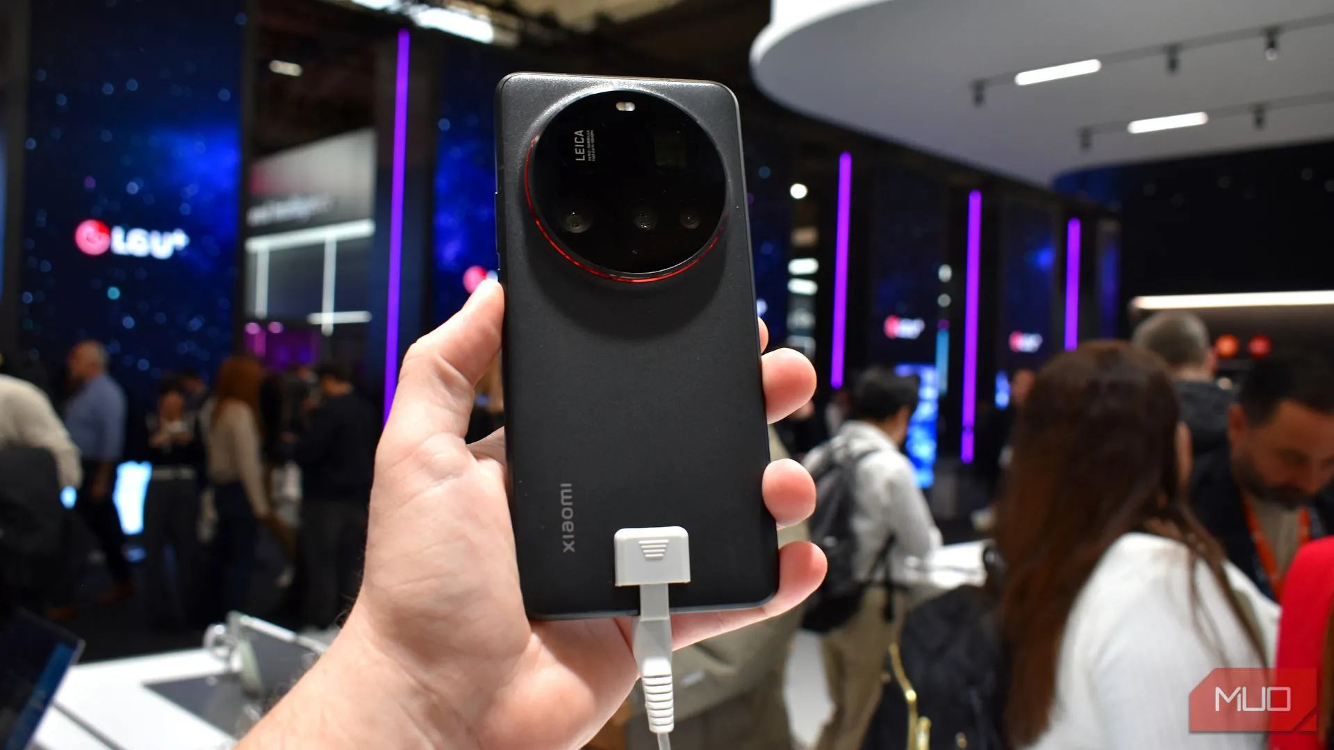 Mặt lưng của Xiaomi 15 Ultra với cụm camera Leica tại MWC 2025