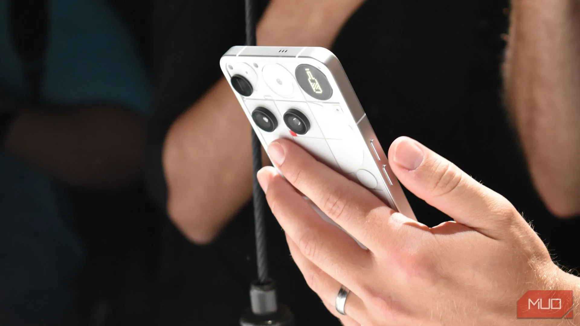 Mặt lưng điện thoại Nothing Phone 3 hiển thị Glyph Matrix sáng đèn