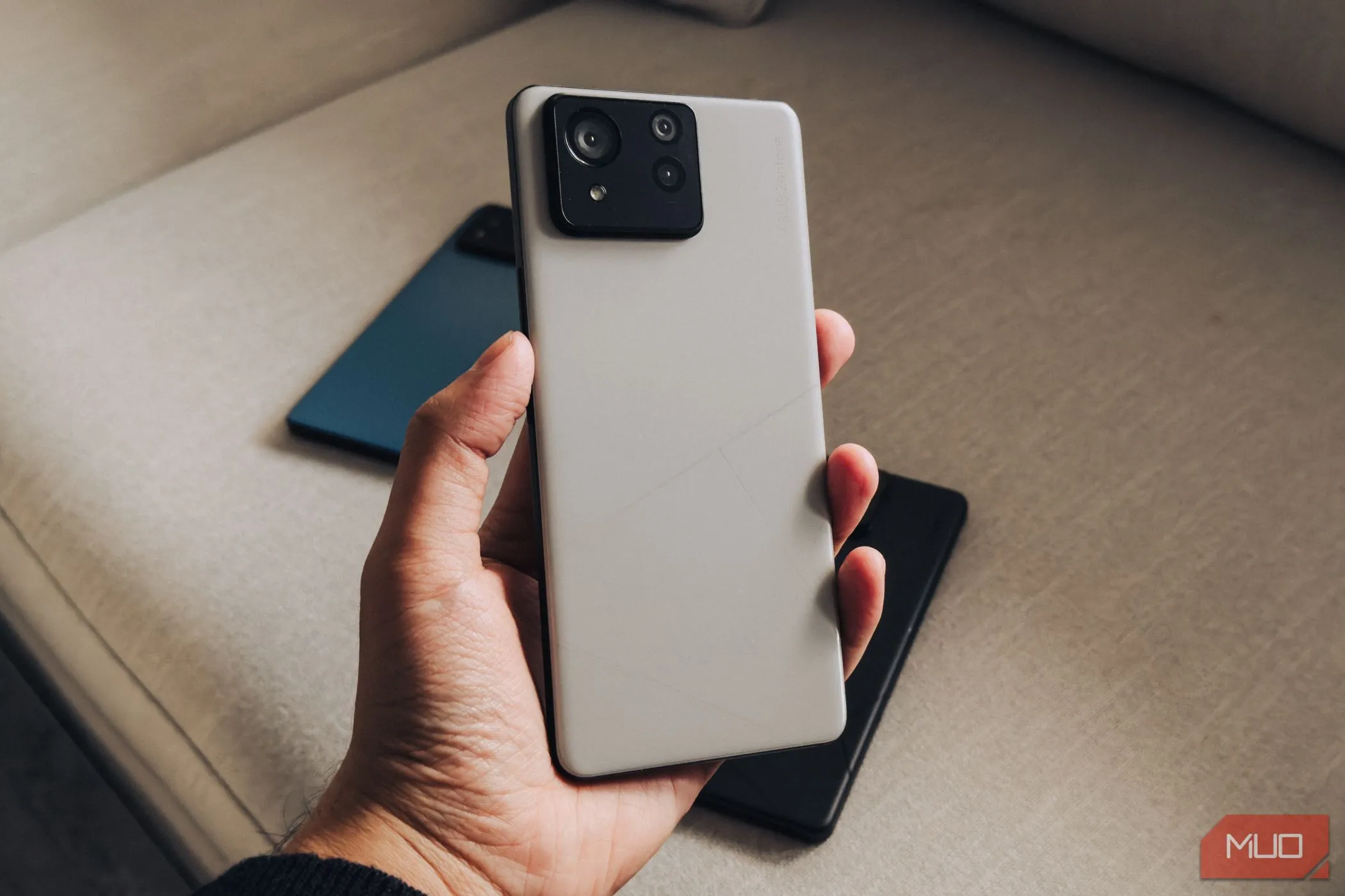 Mặt lưng kính của ASUS Zenfone 11 Ultra