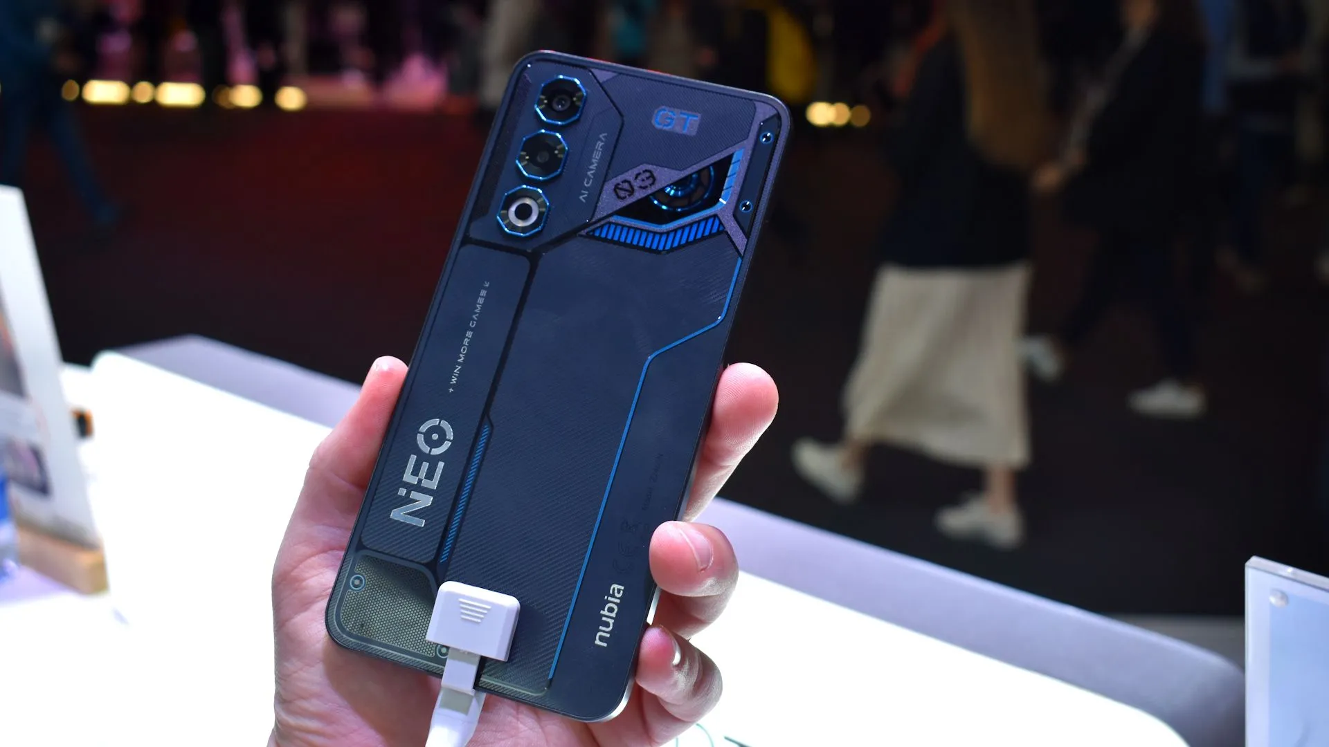 Mặt lưng màu đen và xanh độc đáo của Nubia Neo 3 GT 5G tại MWC 2025