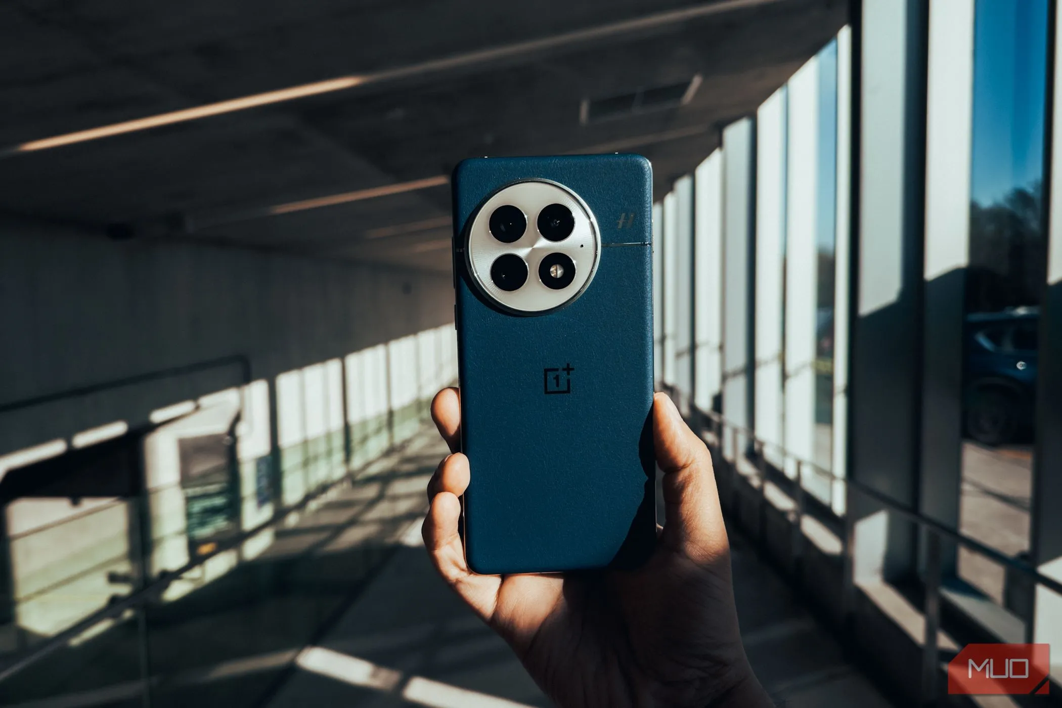 Mặt lưng OnePlus 13 với chất liệu da vegan, nổi bật trên nền kiến trúc đô thị, thể hiện sự sang trọng và bền bỉ