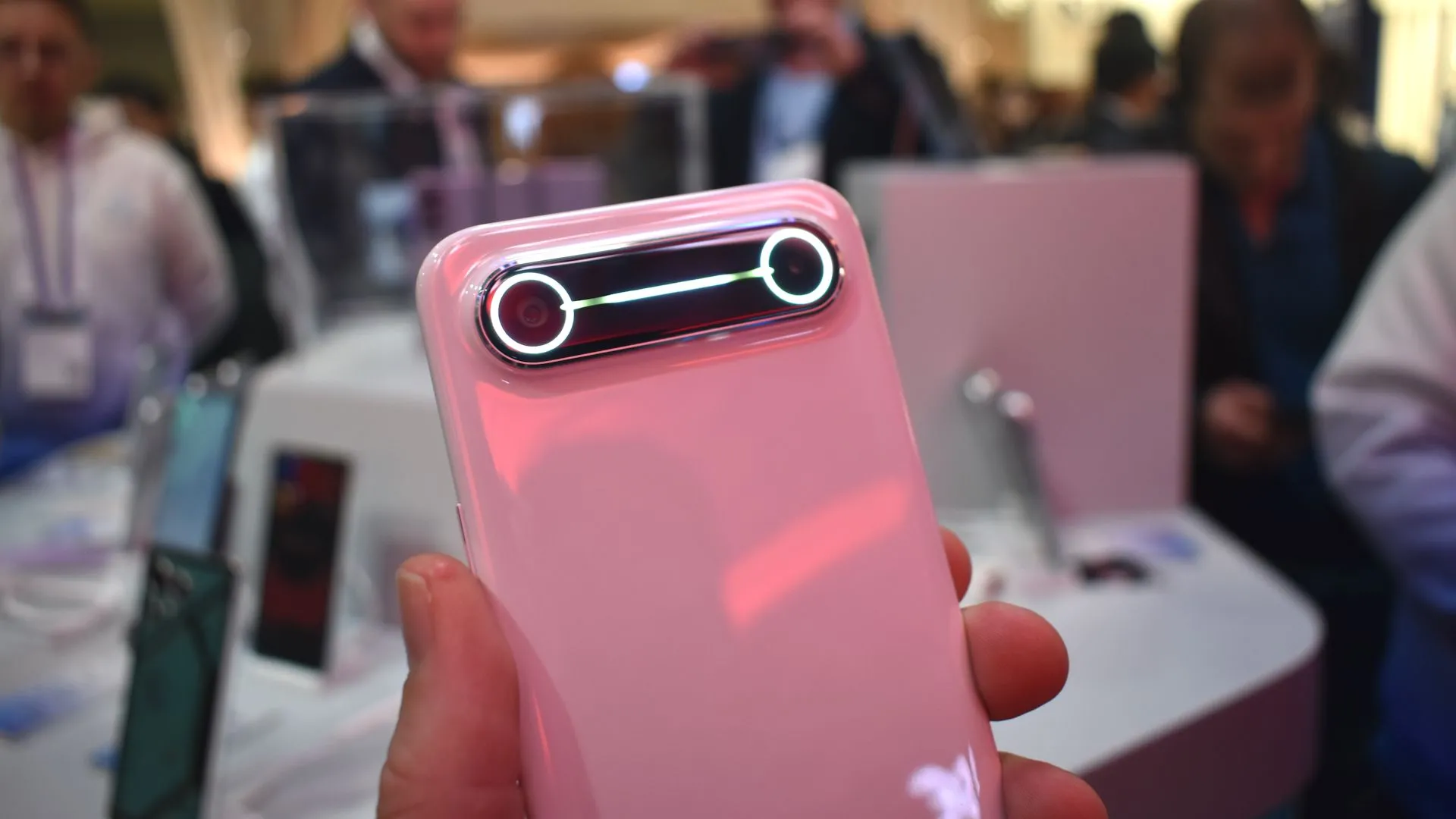 Mặt lưng và cụm camera kép của Tecno Spark Slim Concept tại sự kiện MWC 2025