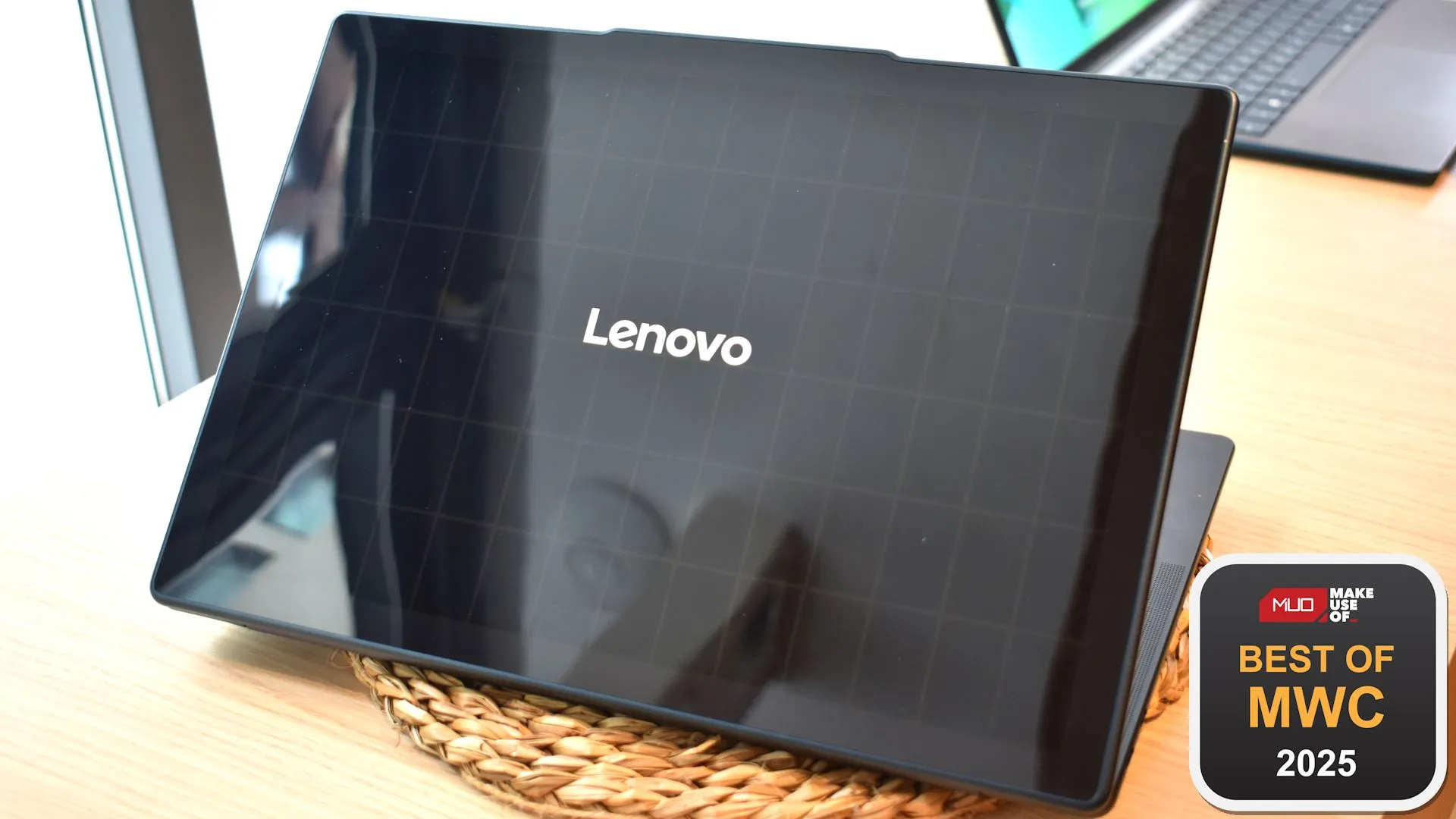Mặt sau laptop Lenovo Yoga Solar PC concept với tấm pin năng lượng mặt trời tại MWC 2025