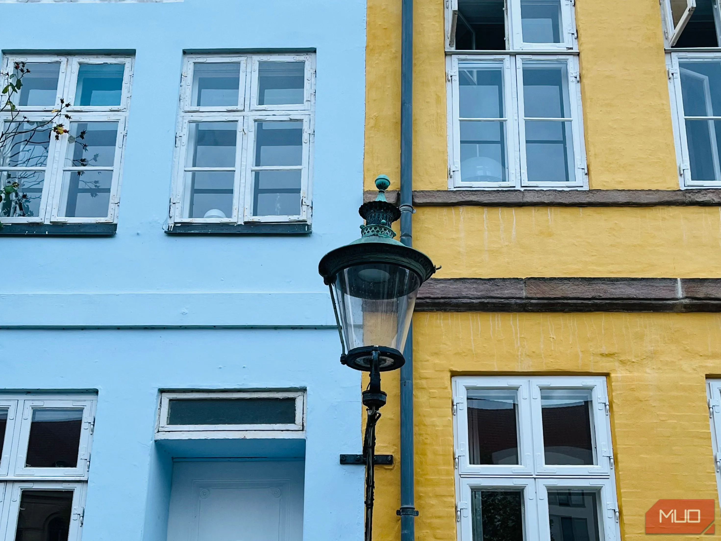 Mặt tiền tòa nhà với đèn chiếu sáng trên đường phố Copenhagen