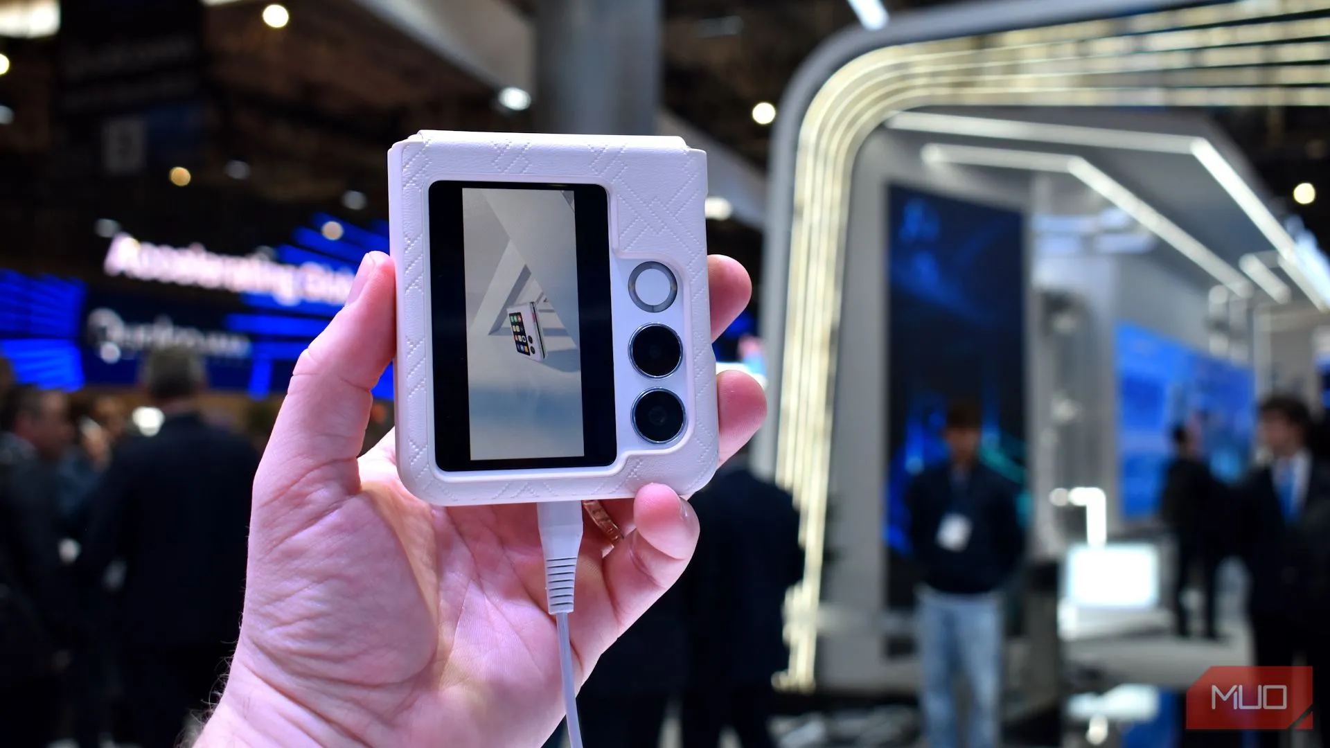 Mặt trước điện thoại Nubia Flip 2 khi gập lại tại MWC 2025